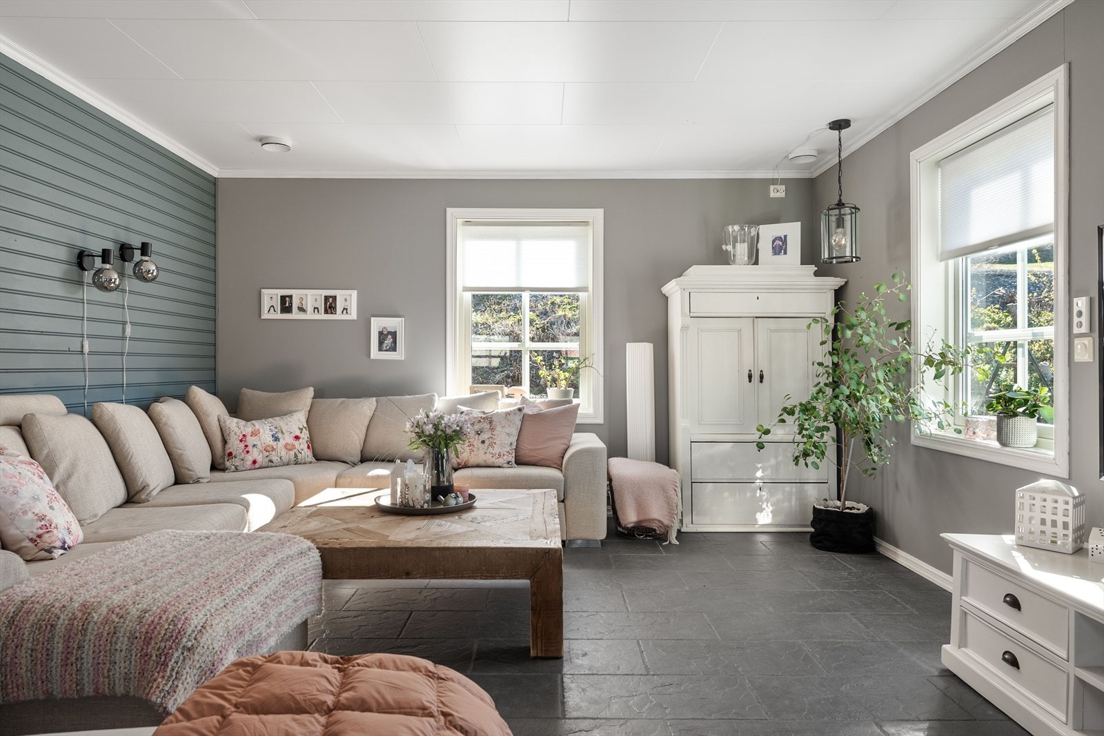 Stuen har god plass til en stor sofagruppe, perfekt for både avslapning og sosialt samvær. Galleribilde