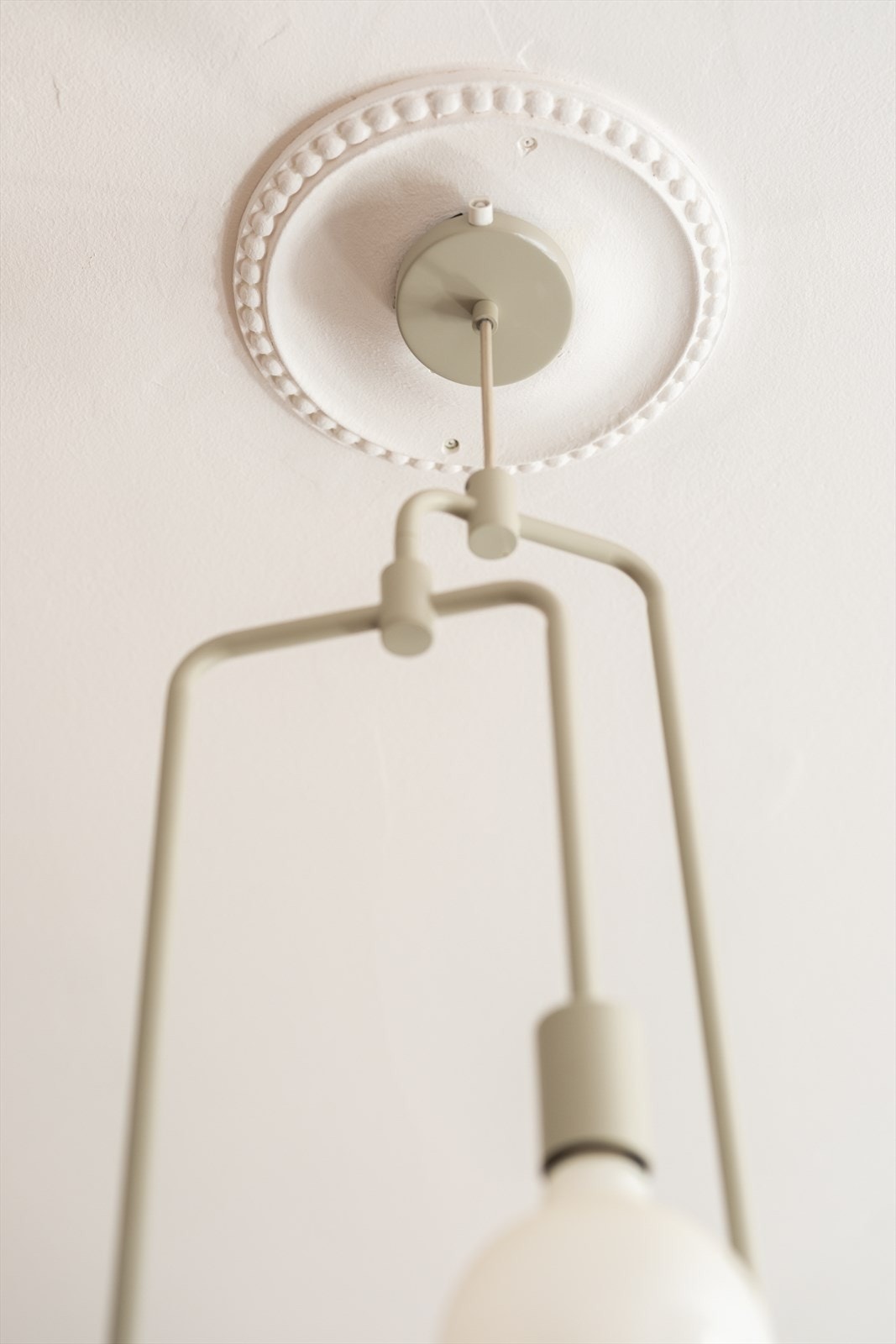 Leiligheten har flere klassiske detaljer som stukkatur og krysspostvinduer. Galleribilde