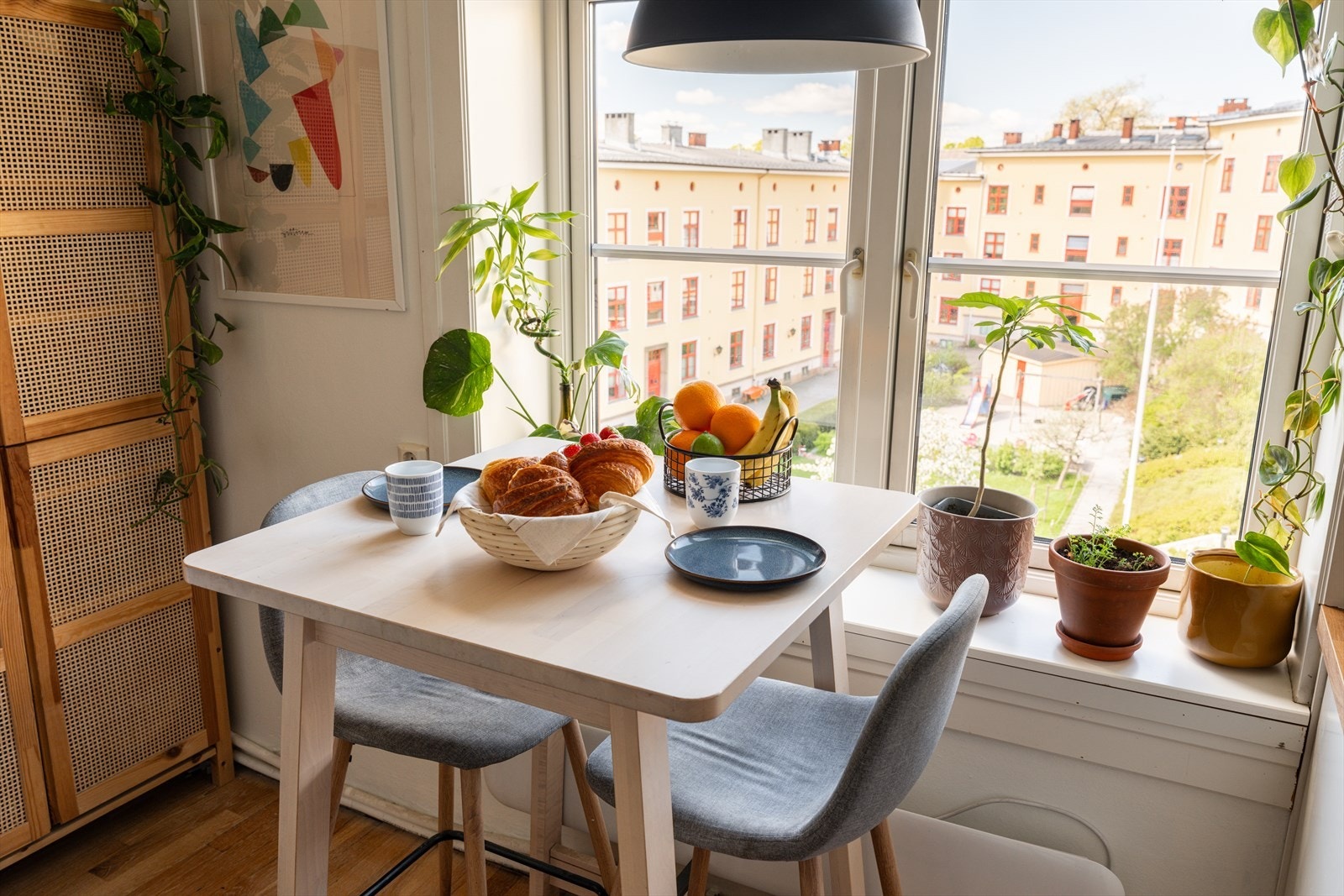 Her kan frokosten nytes med hyggelig utsyn over borettslagets velholdte bakgård. Galleribilde