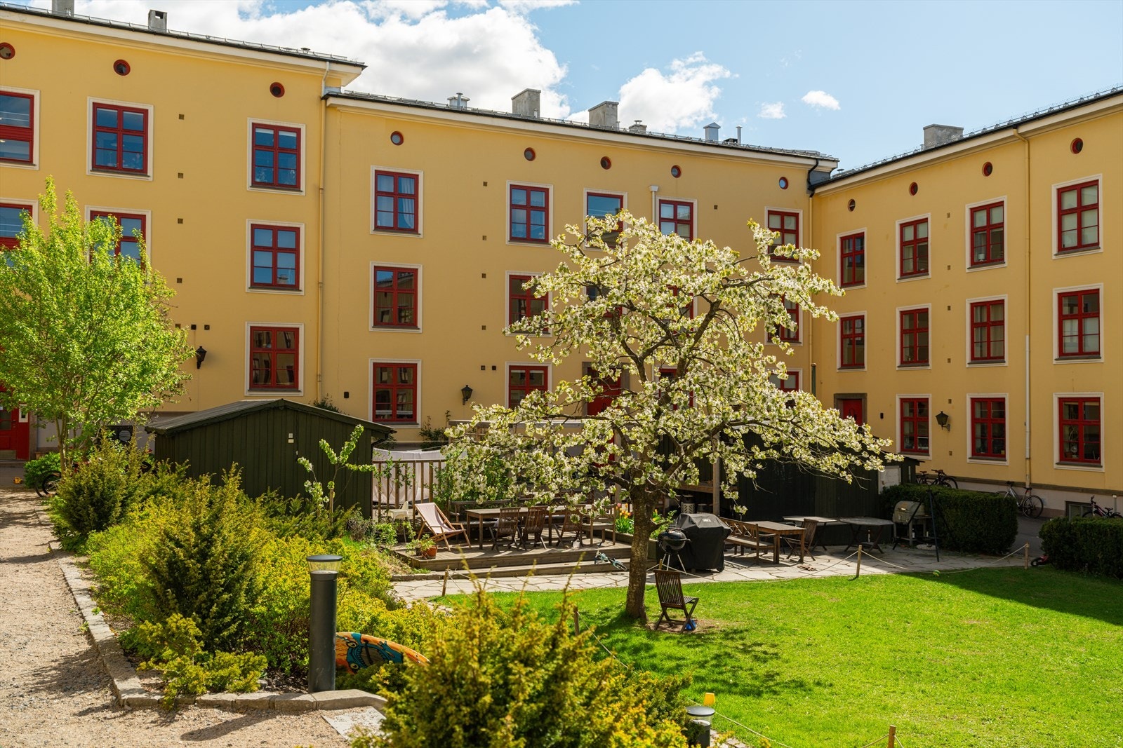 Borettslaget har en egen hagegruppe som ivaretar bakgården. Galleribilde