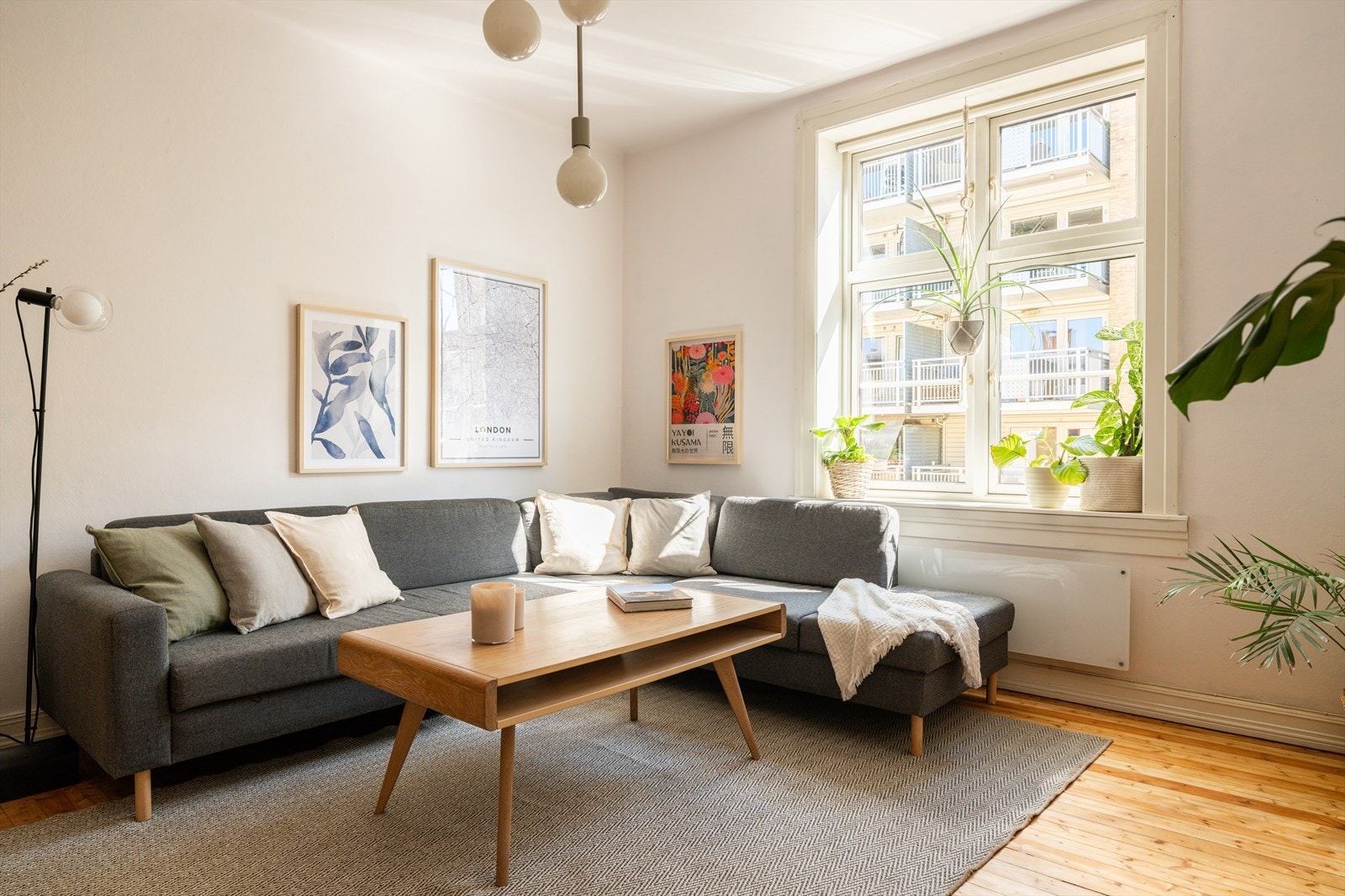 Leiligheten har et stort og hyggelig oppholdsrom med gode plass til egen sone for TV-stue og spisestue. Galleribilde