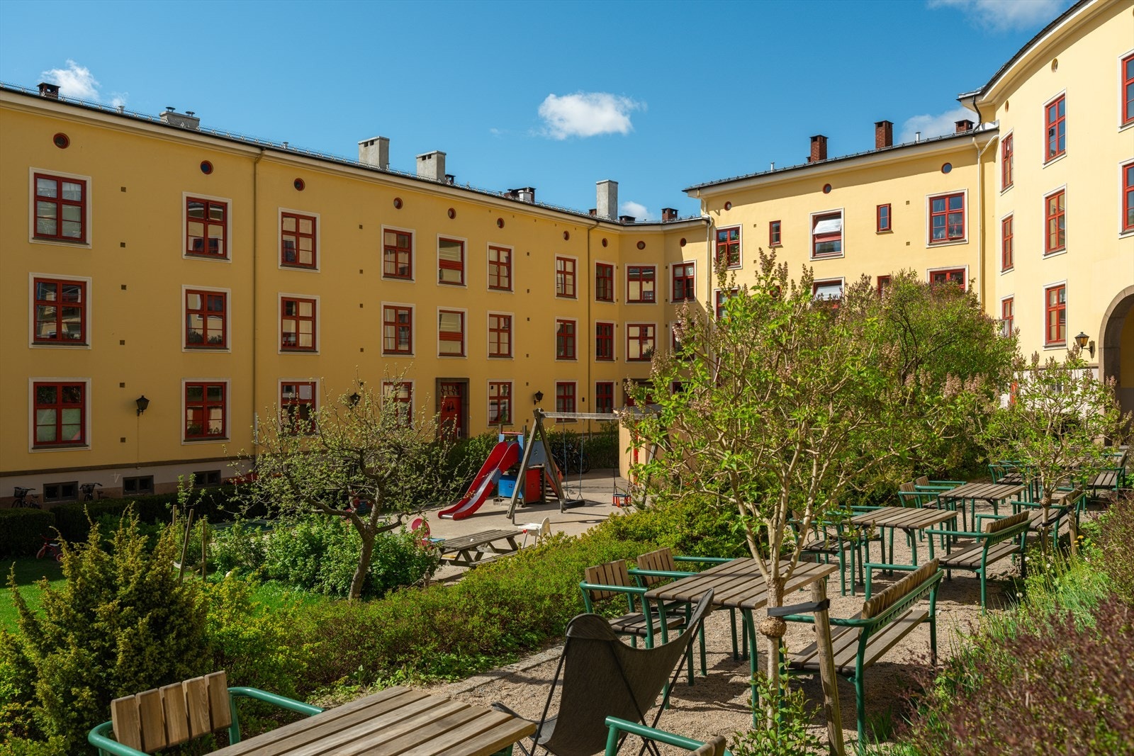 Naboene i Morellgården trives godt, og består av bl.a. nyetablerte, barnefamilier og eldre. Galleribilde