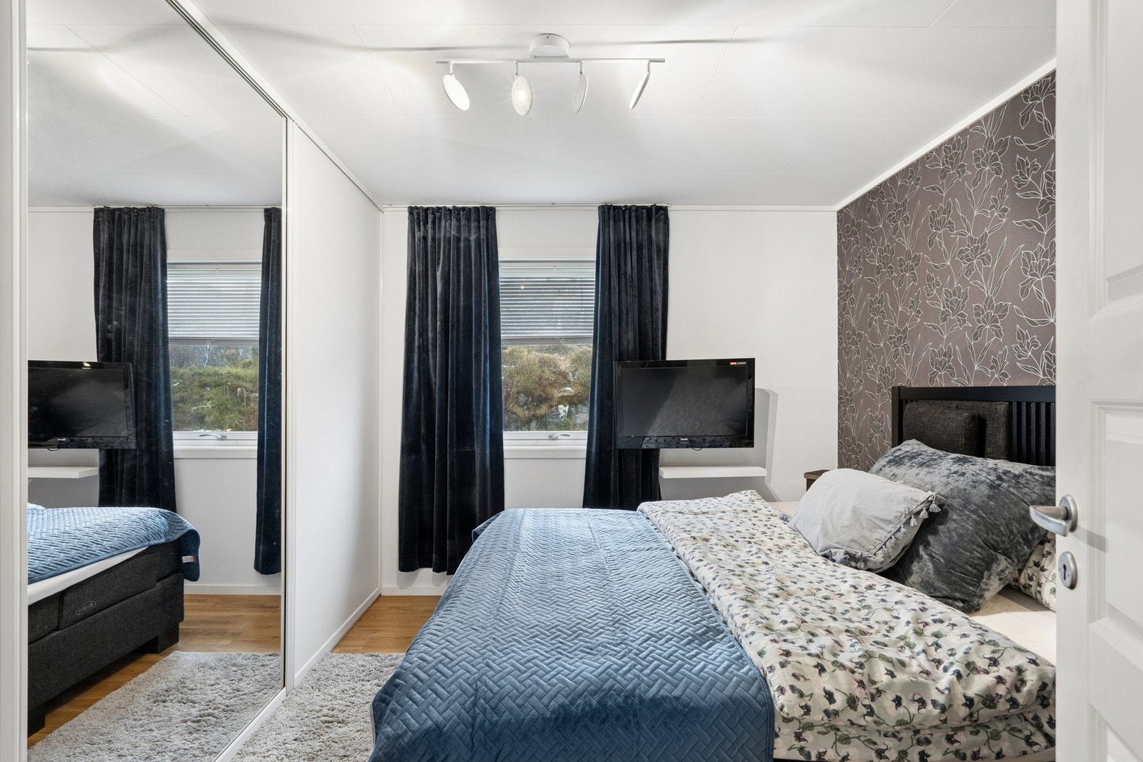 Hovedsoverom med praktisk skyvedørsgarderobe. Galleribilde