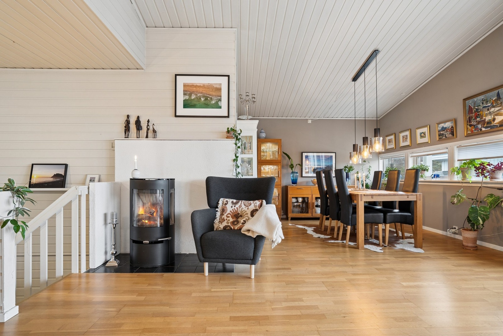 Rommet er enkelt å møblere etter eget ønske og behov med plass til både sofa- og spisegruppe. Galleribilde