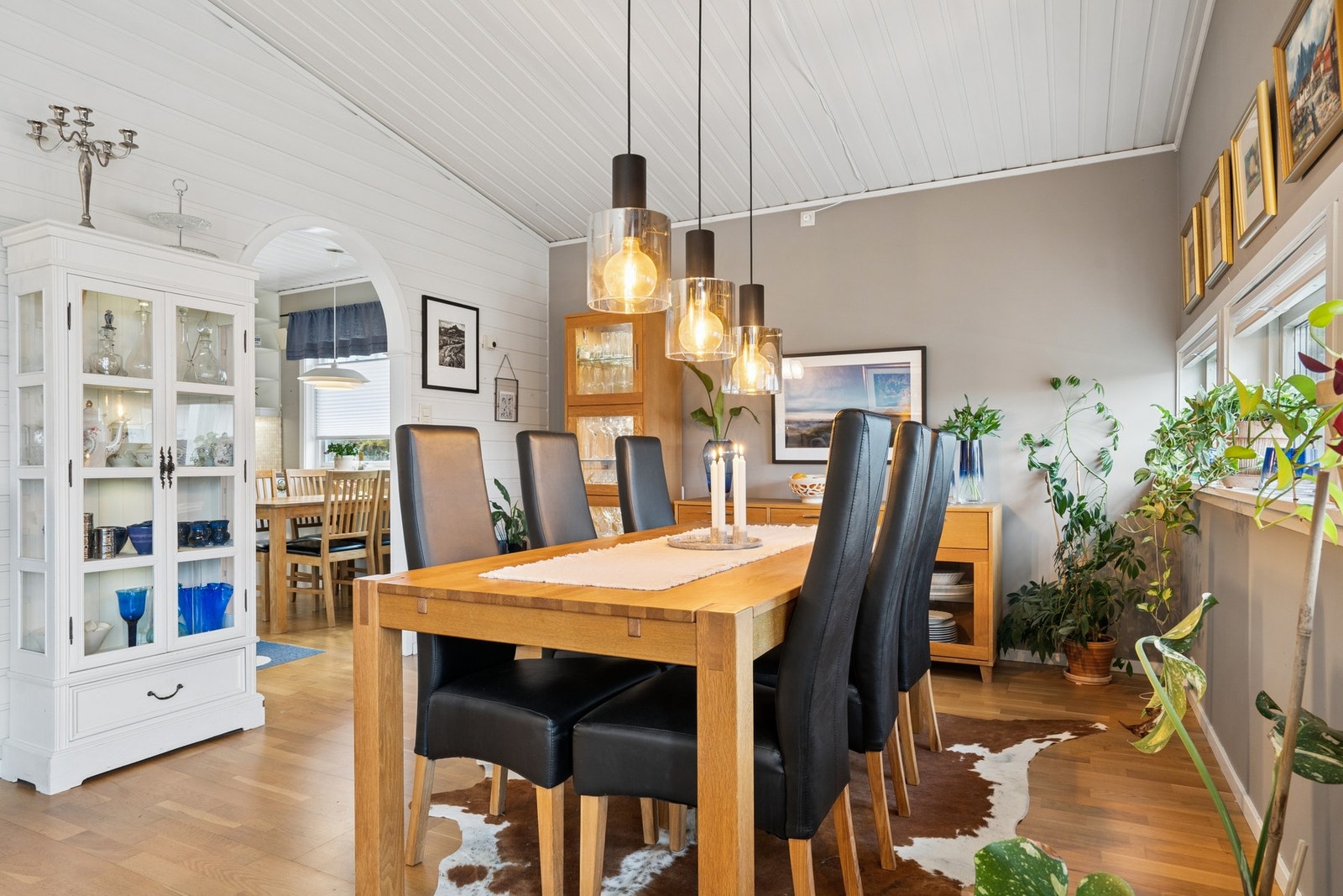 De store vinduer i front og på kjøkkenet slipper inn rikelig med dagslys. Galleribilde