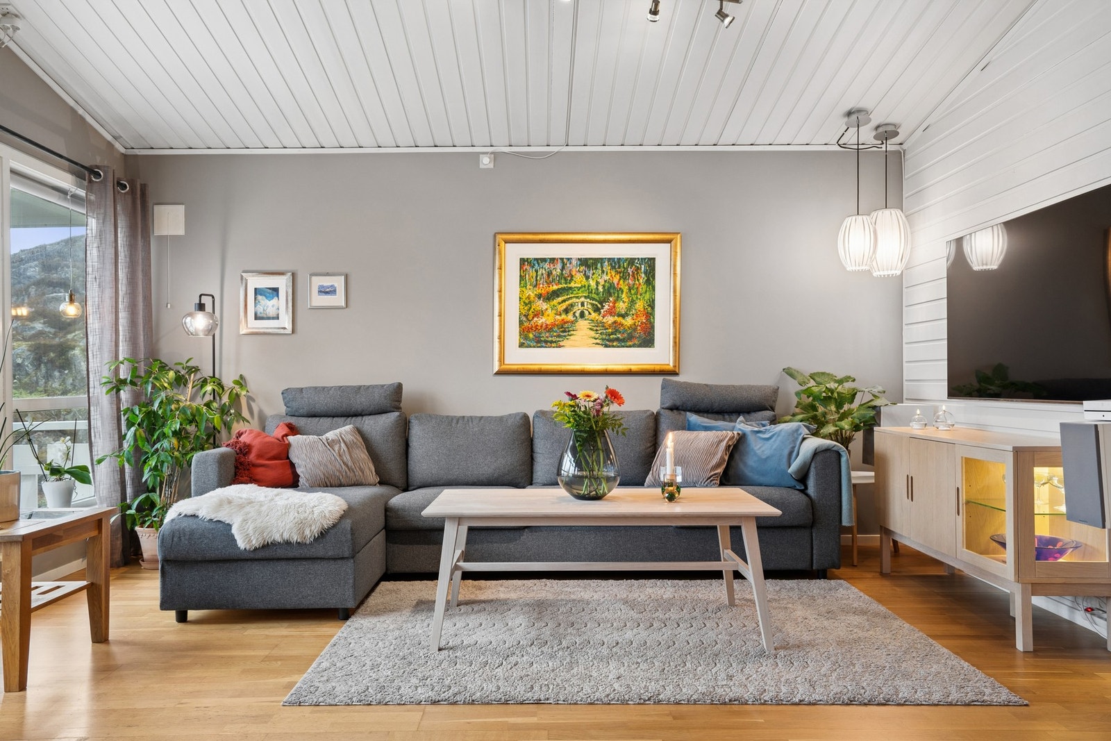 Oppvarming med varmepumpe og vedovn som gir ekstra hygge på kaldere dager. Galleribilde