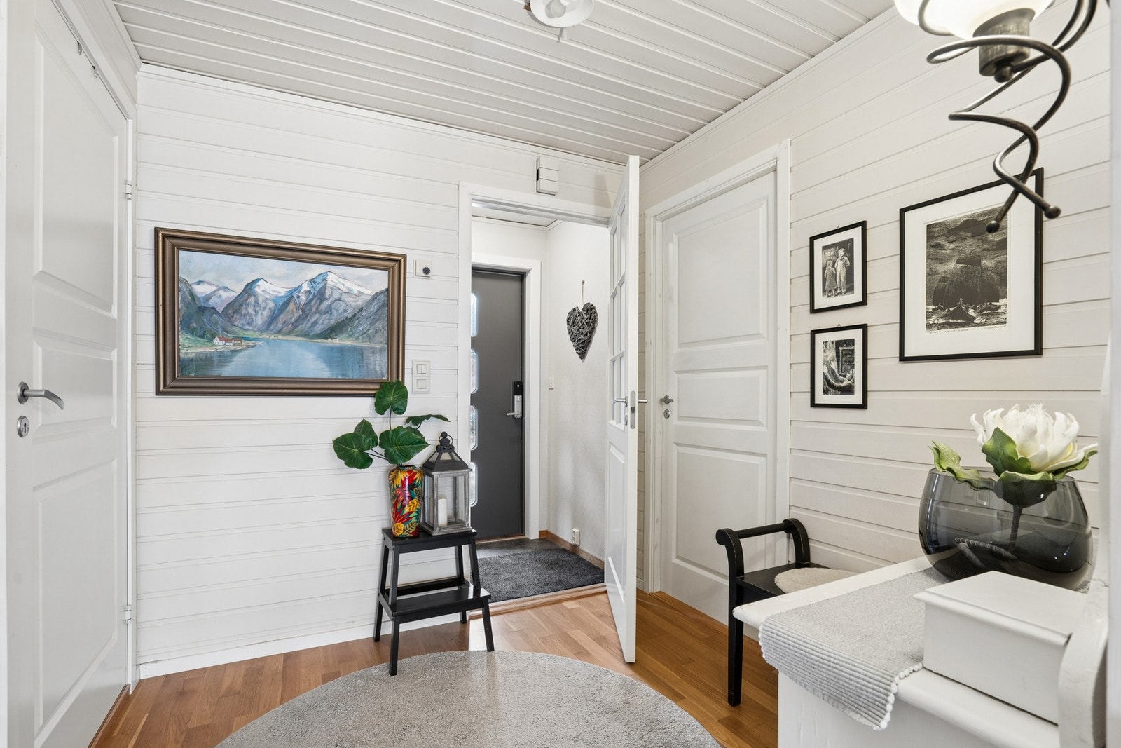 Boligen har en liten vindfang før man kommer videre inn i gangen. Galleribilde