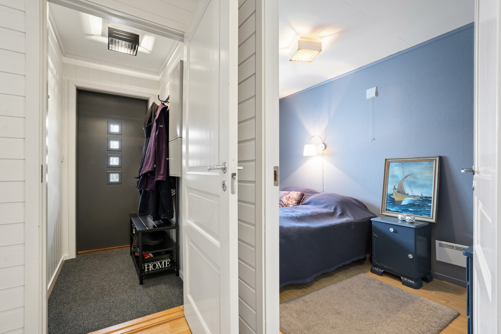 Det er også egen inngang til sokkeletasjen - vi tar turen ut! Galleribilde
