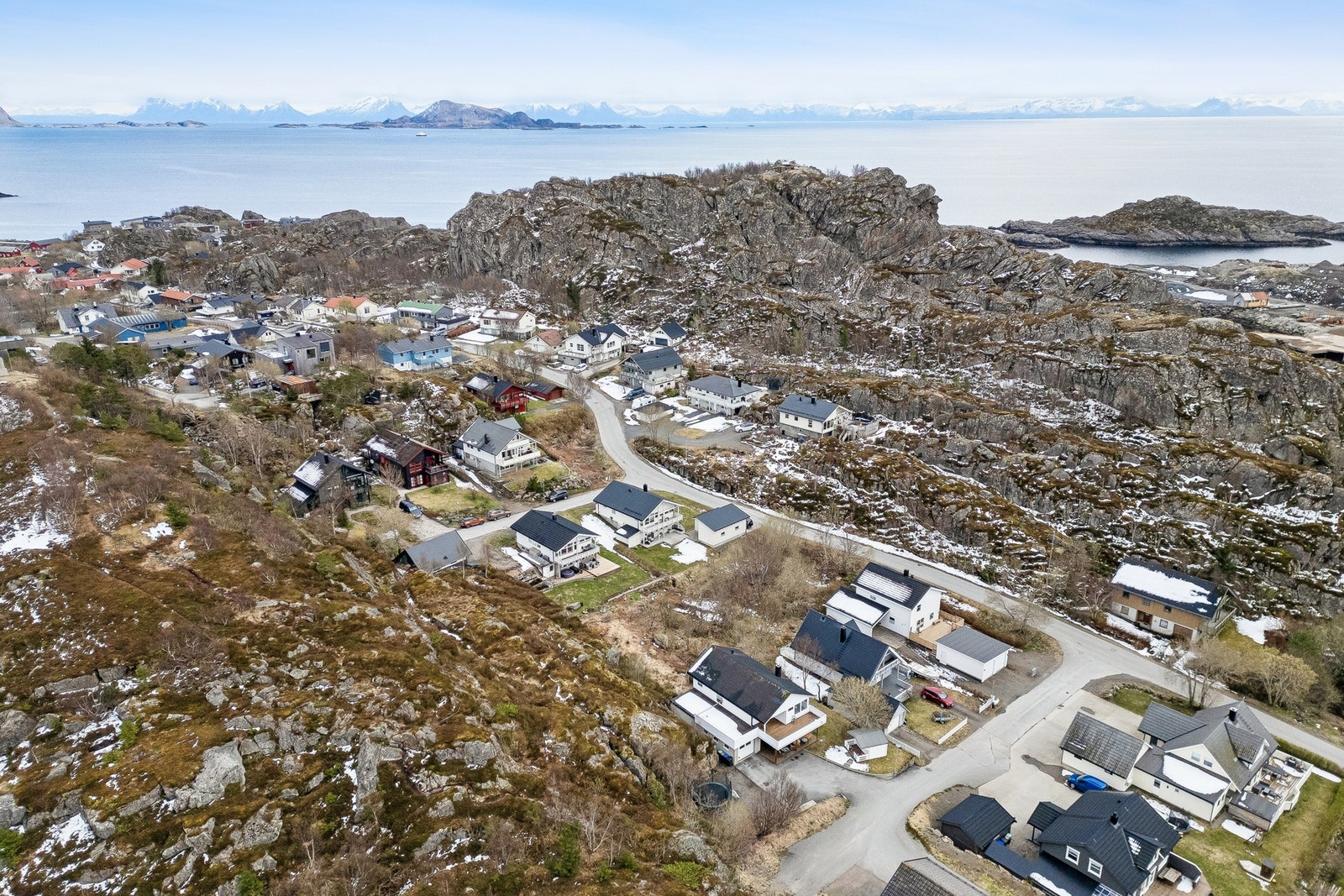 Området byr på flotte turmuligheter og skiløyper i kort avstand fra eiendommen som man kan benytte seg av både på sommers- og vinterstid. Galleribilde