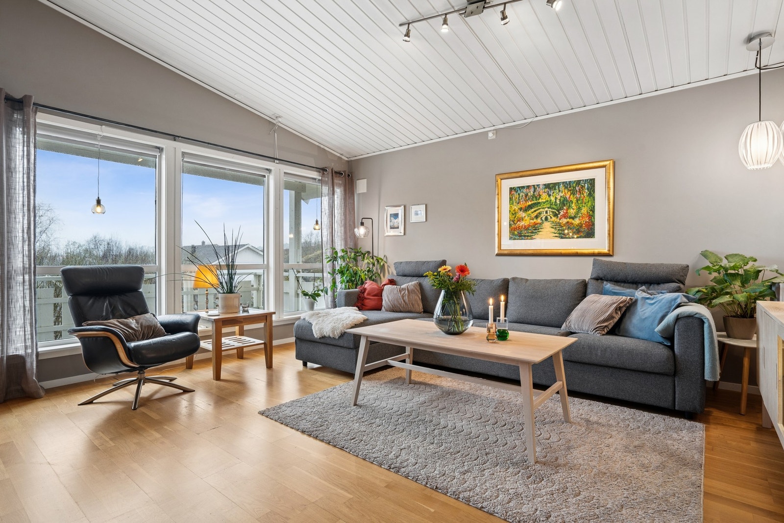 Det er laminat på gulvet med malte plater og trepanel på vegger. Galleribilde