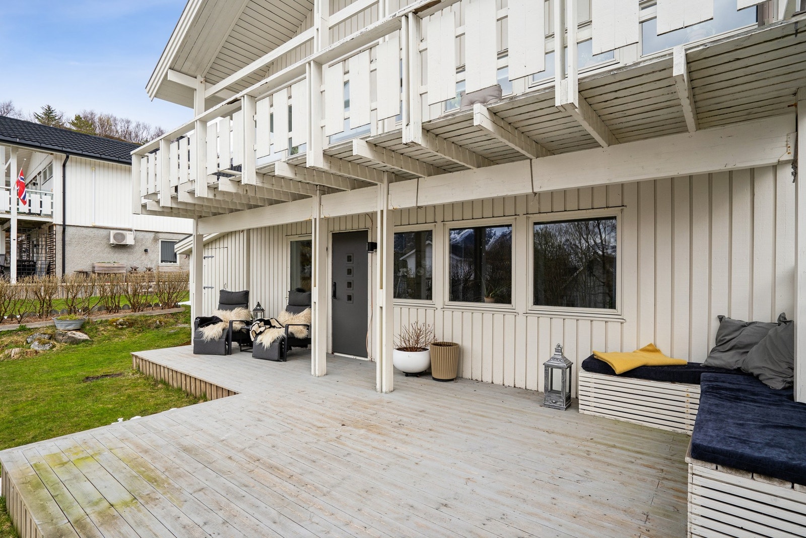 Det er både veranda med utgang fra stuen som er dels overbygd, men også terrasse på bakkeplan. Galleribilde