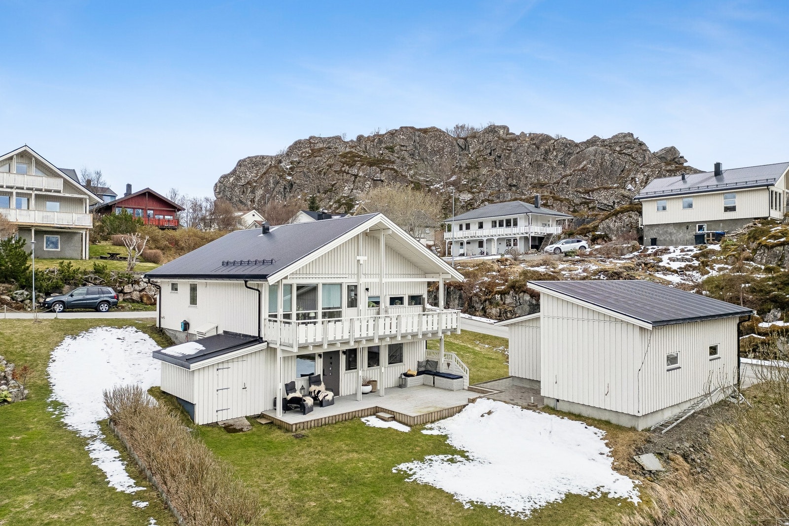 Velkommen til Nakkenveien 28 - Presentert av EiendomsMegler1 Svolvær. Foto: EFKT Galleribilde