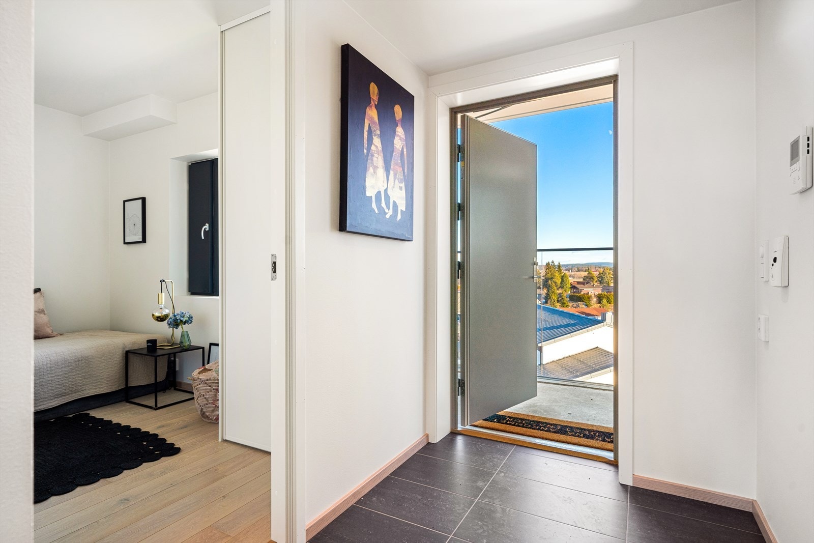 Den gjennomgående planløsningen gjør at du har mulighet til å nyte både morgensolen ved inngangspartiet og ettermiddagssolen på balkongen. Galleribilde