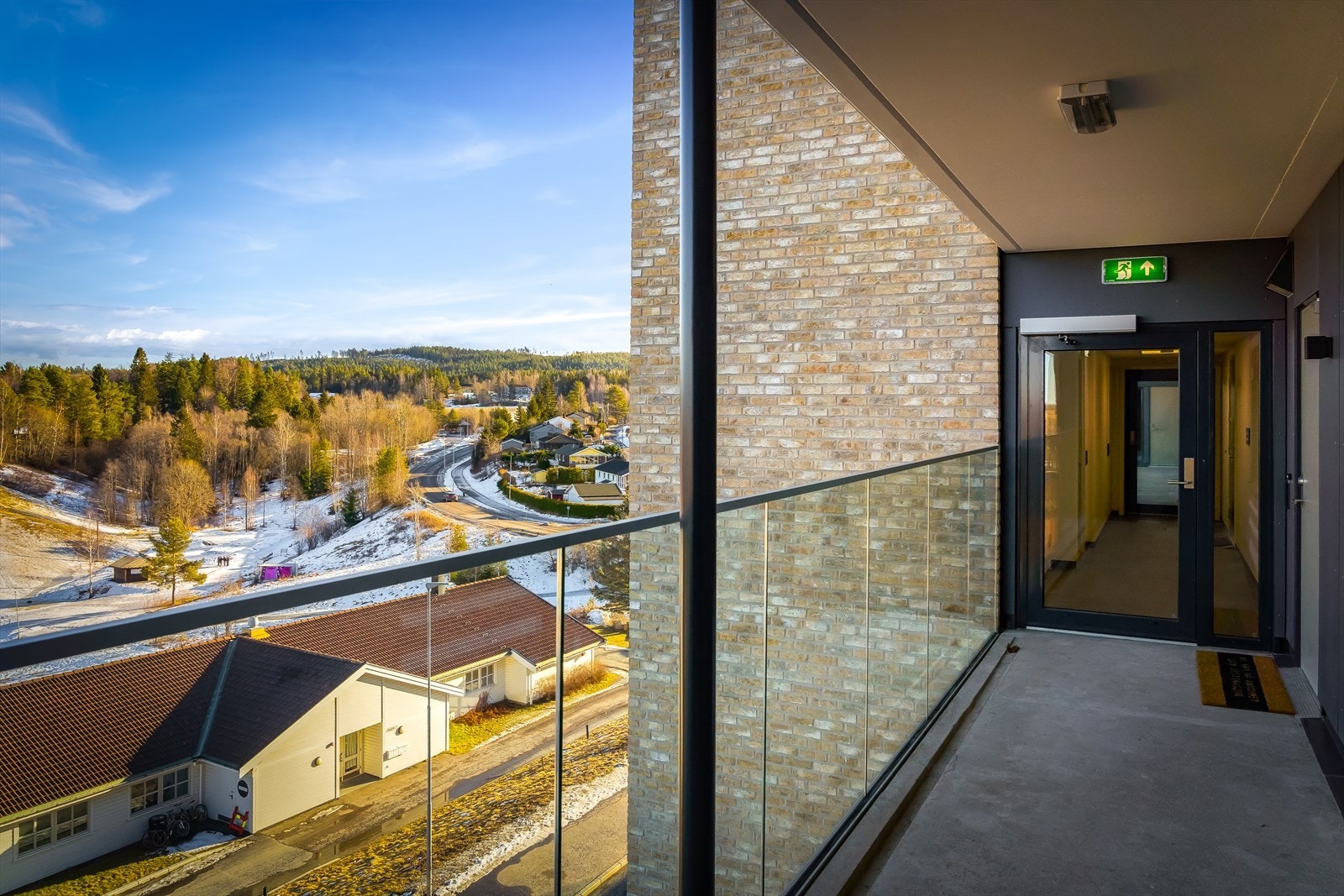 Leiligheten har adkomst via svalgang med både heis og trapper fra fellesinngangen. Galleribilde