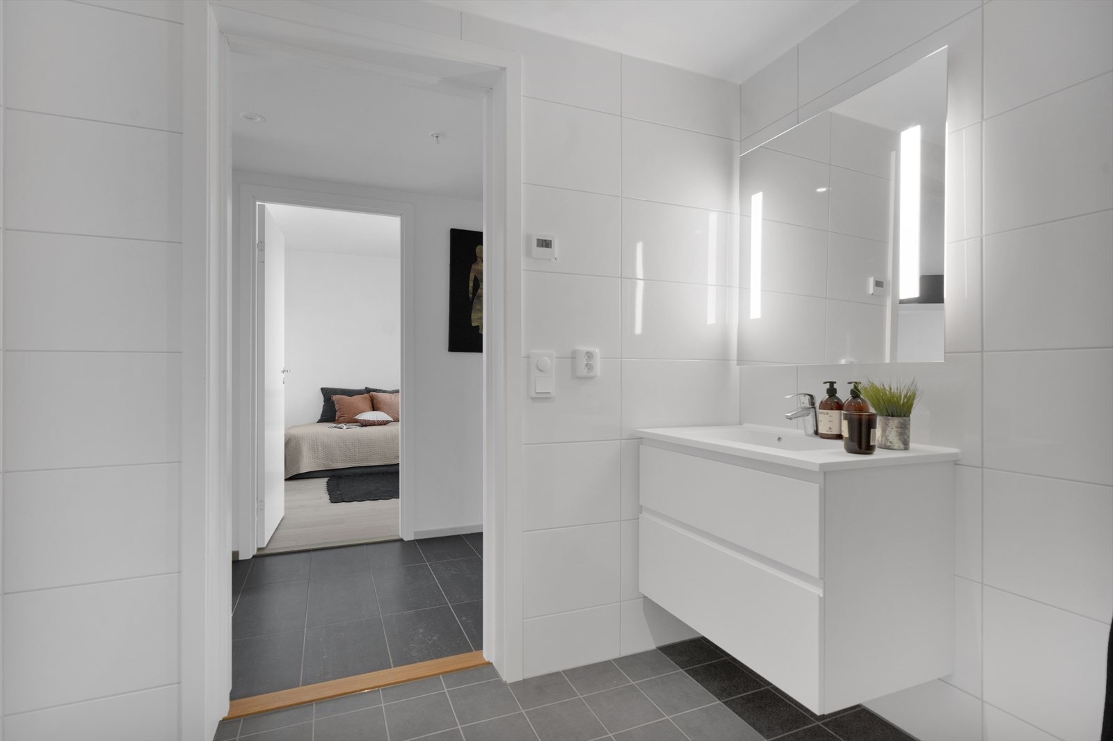 Badet finner du praktisk plassert innenfor gangen. Galleribilde