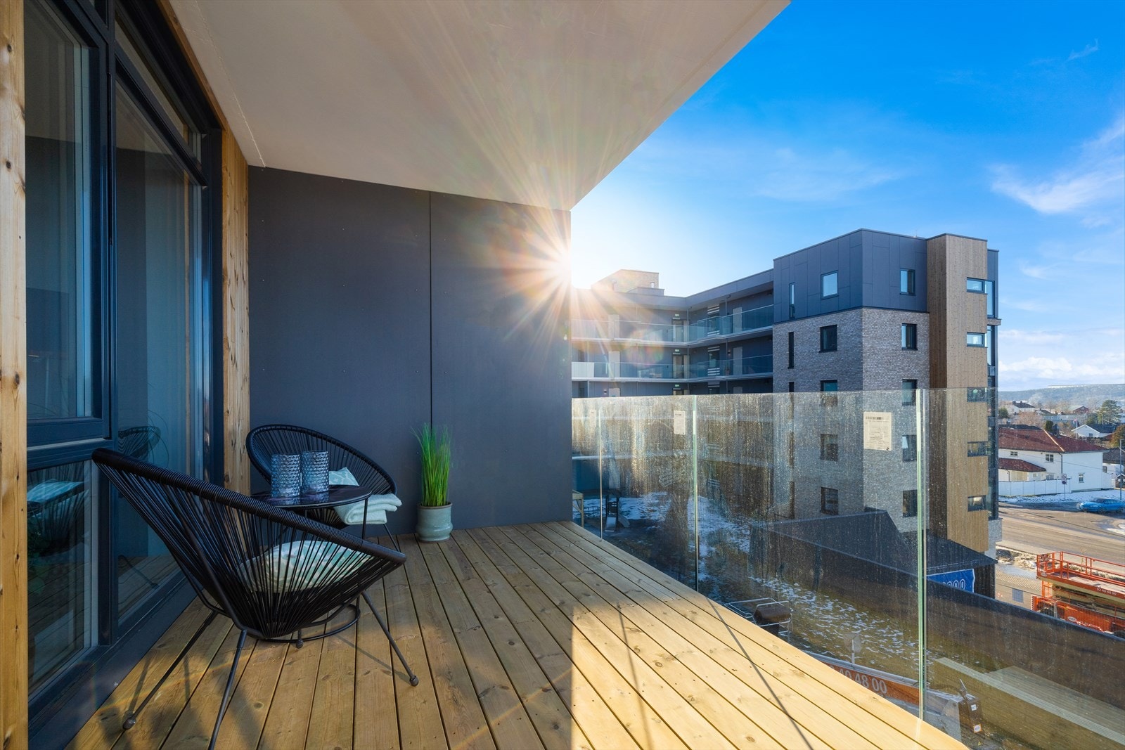 På sommerstid kommer solen over naboblokken og skinner inn på balkongen fra tidlig ettermiddag Galleribilde