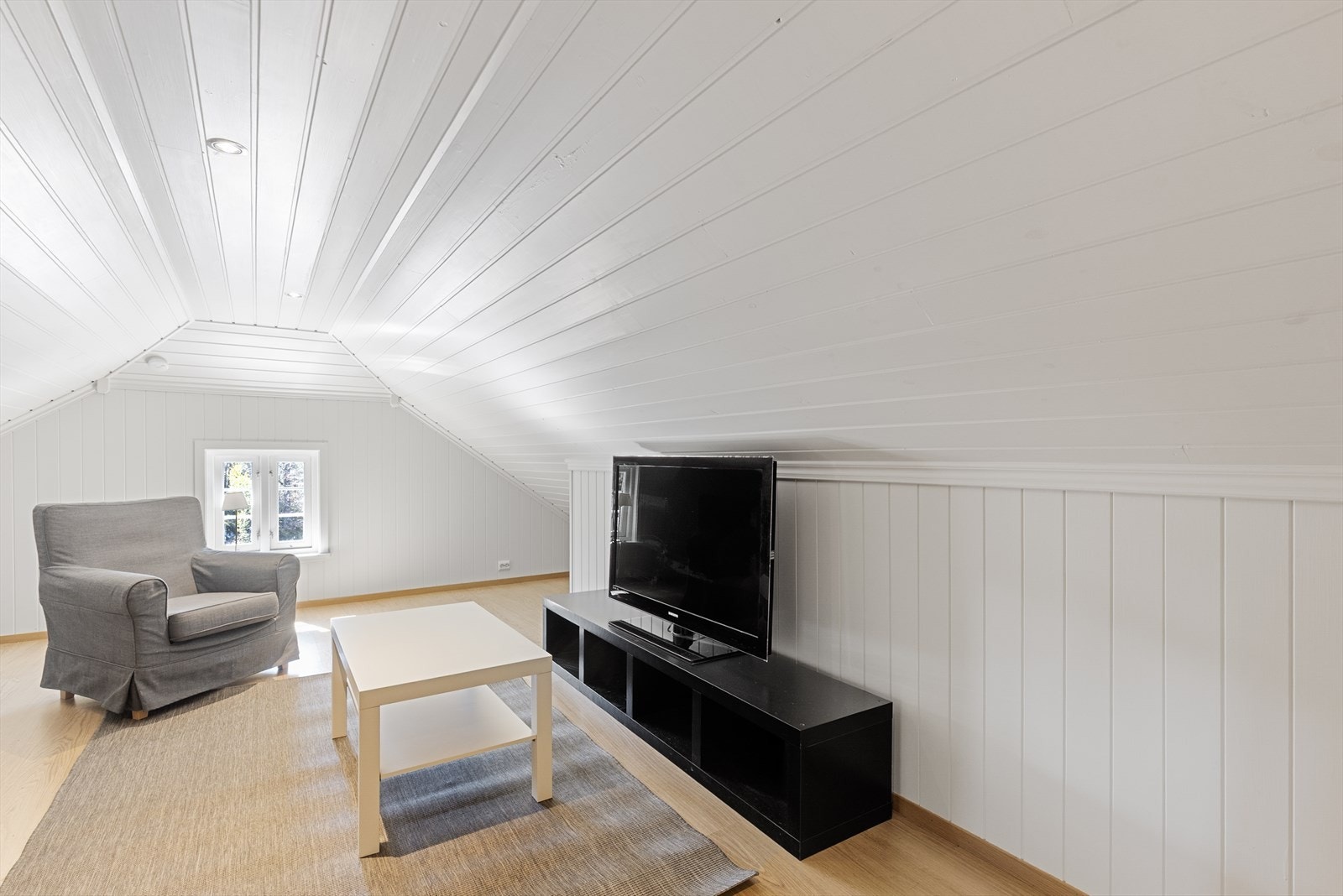 Innredet loftsrom på garasjen. Dette er ikke et godkjent areal til varig opphold, men er et supert tilleggsareal. Galleribilde
