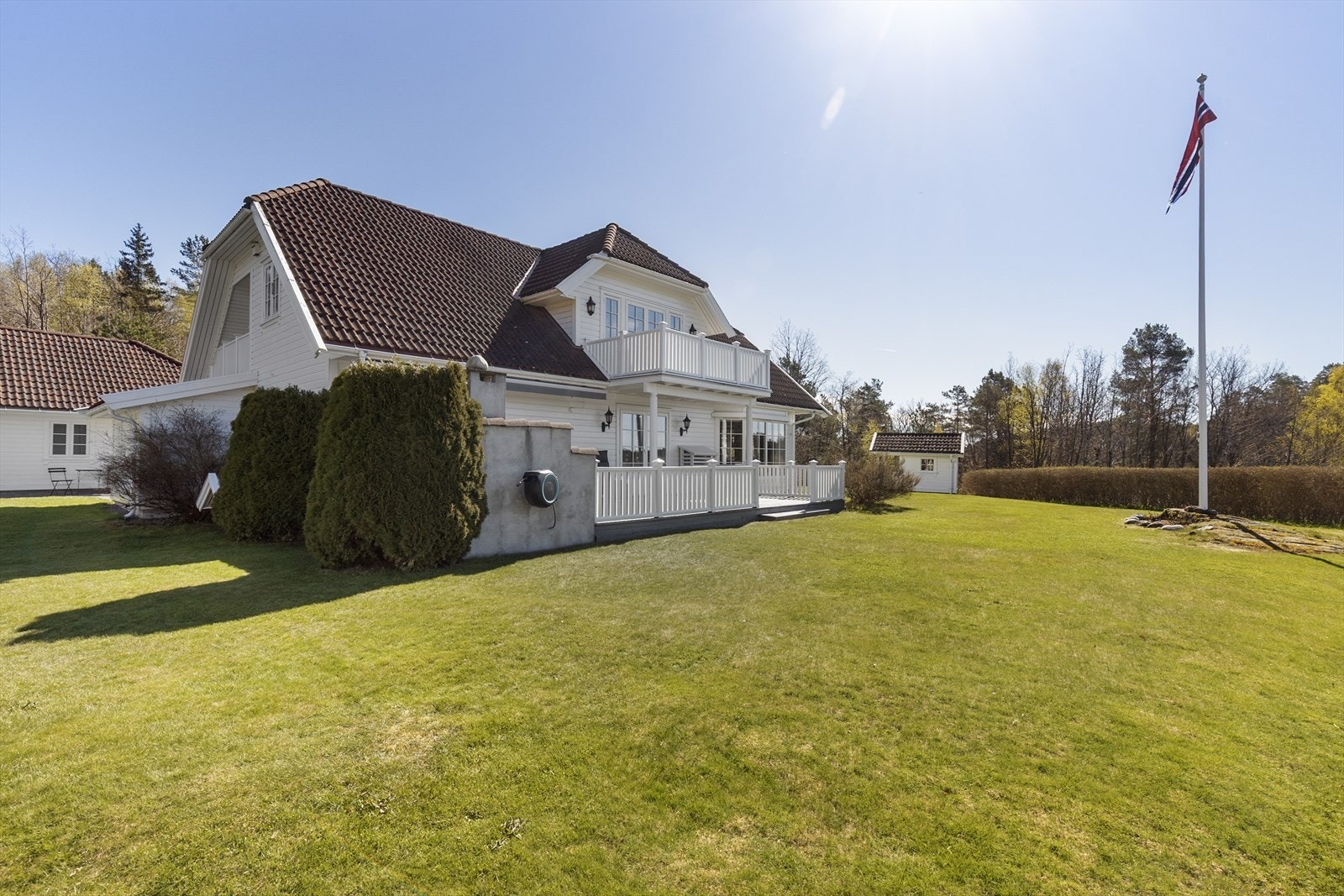 Fasade. Merk den praktiske Gardena trommelen som er praktisk for vanning av hage og blomster. Galleribilde