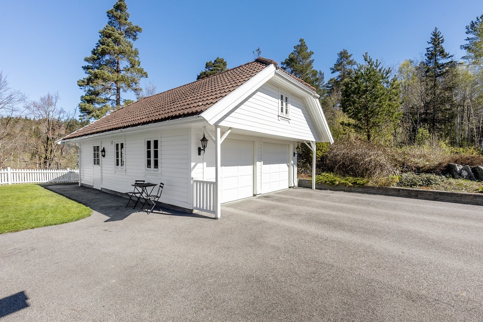 Romslig dobbel garasje med bod-/verksted i bakkant og godt med lagring på loft, samt innredet rom (ikke godkjent til varig opphold) Galleribilde