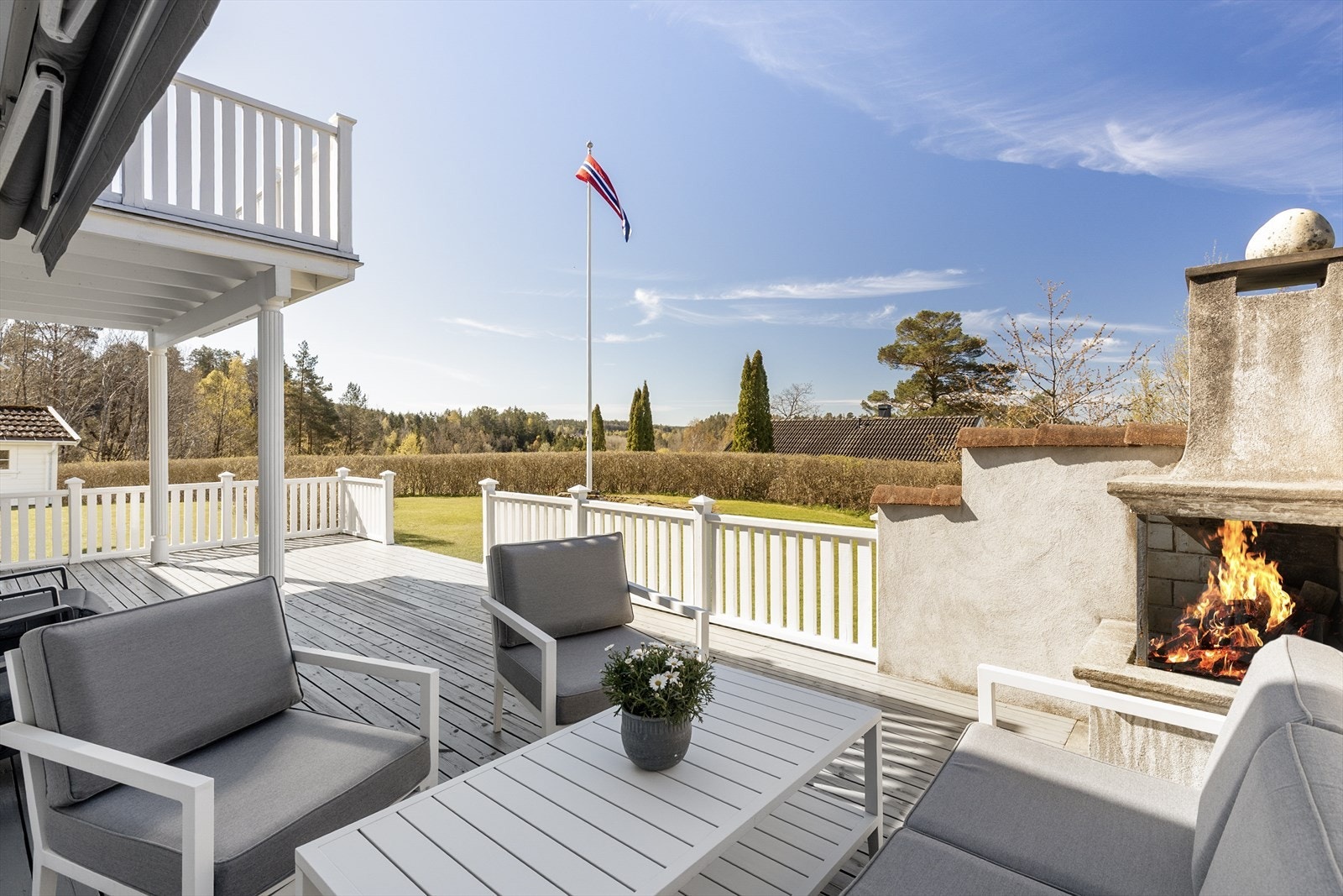 Terrasse med utepeis - flott, velstelt tomt med topp solforhold! Galleribilde