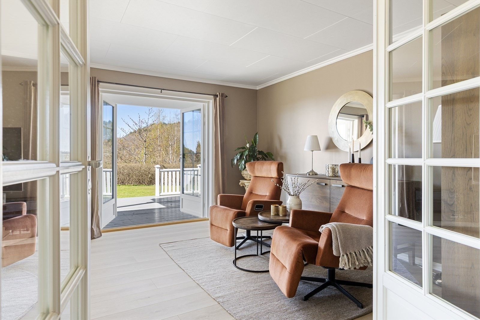 Fra hall er det dobbel dør inn til stuen med videre adkomst til terrassearealet i front av boligen Galleribilde