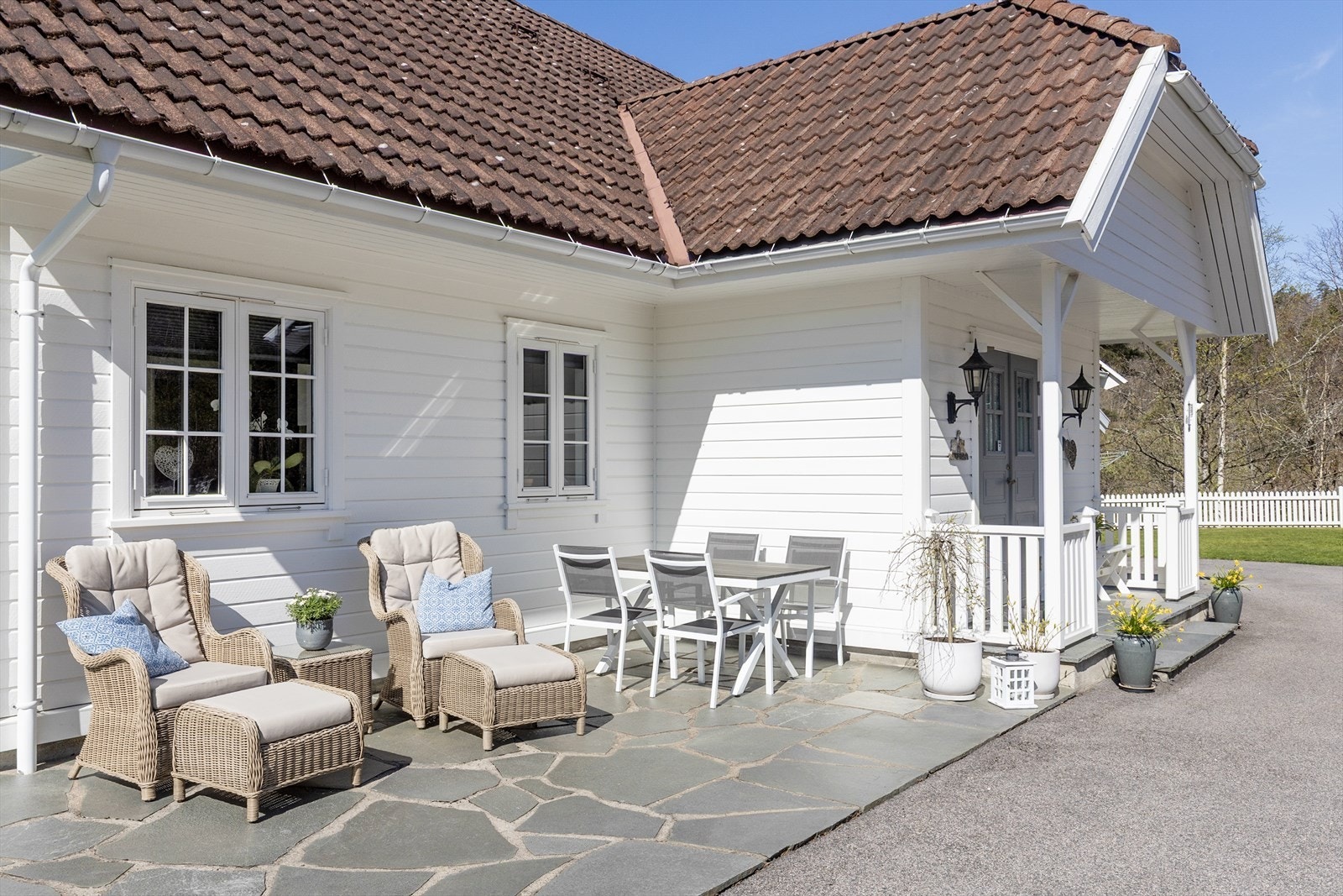 Skiferlagt platting ved inngangspartiet Galleribilde