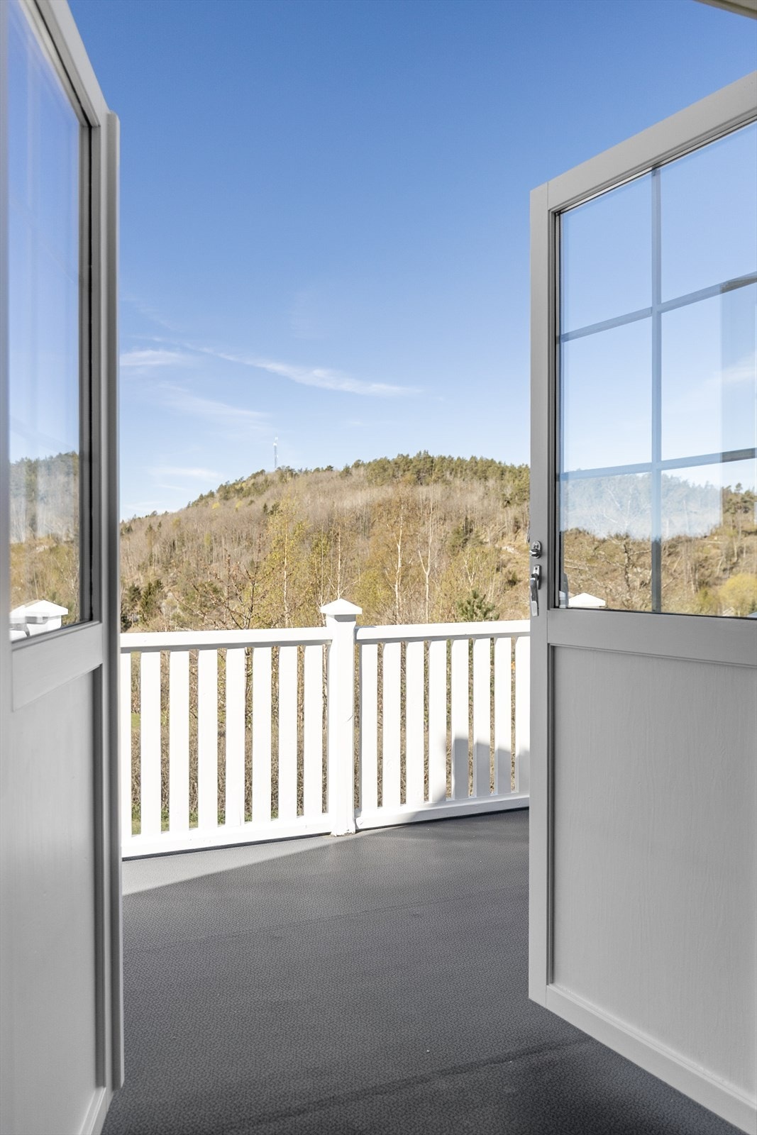 Dobbel terrassedør ut til veranda fra loftssstuen Galleribilde