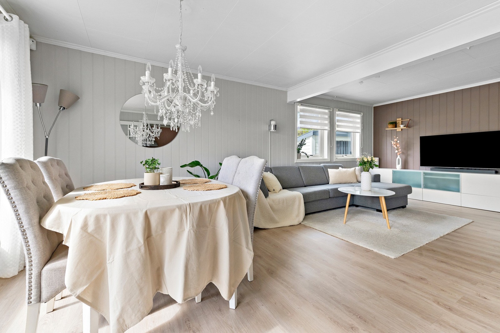 Det er god plass til spisegruppe i stuen. Galleribilde