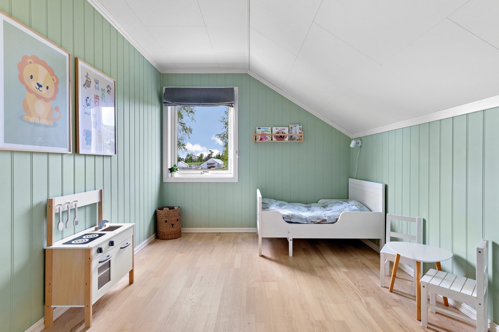 Soverom 2 - Romslig soverom som er malt i en frisk farge. Galleribilde