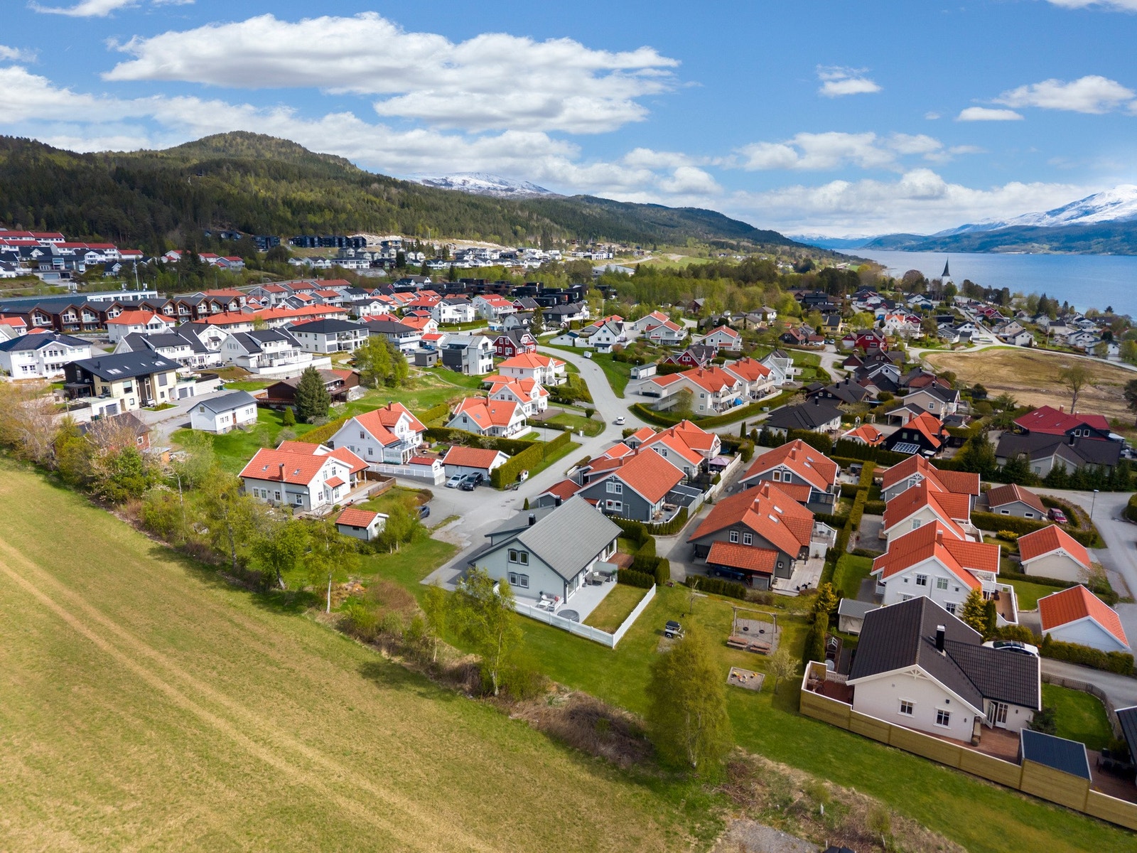 Det er godt kollektivtilbud inn til Molde sentrum, det er ca 3. minutters gange til nærmeste bussholdeplass med hyppige avganger. Galleribilde