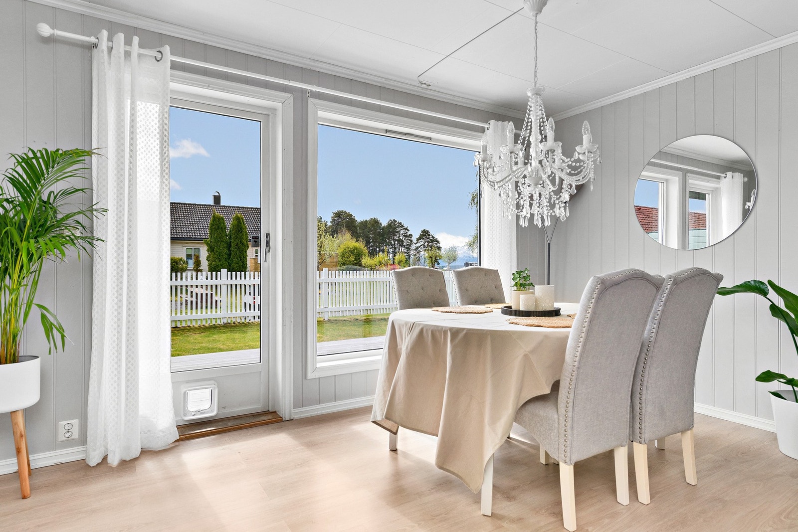 Stuen har direkte adkomst ut til en sørvendt terrasse og gressplen. Galleribilde
