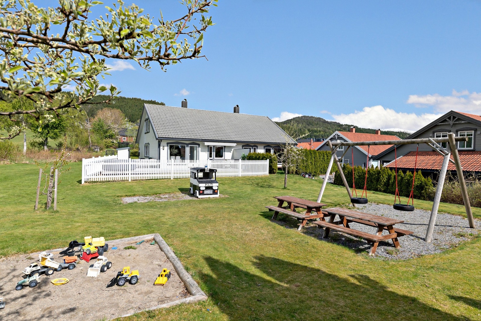 Boligen ligger rett ved en flott lekeplass som er perfekt for barnefamilier. Galleribilde