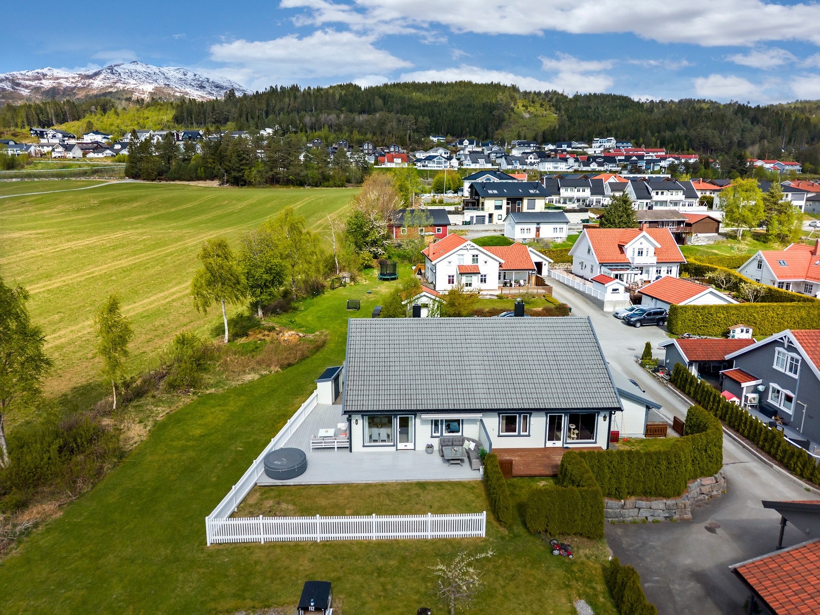 Fra eiendommen har du gåavstand til daglivarebutikk, barnehage og barneskole. Galleribilde