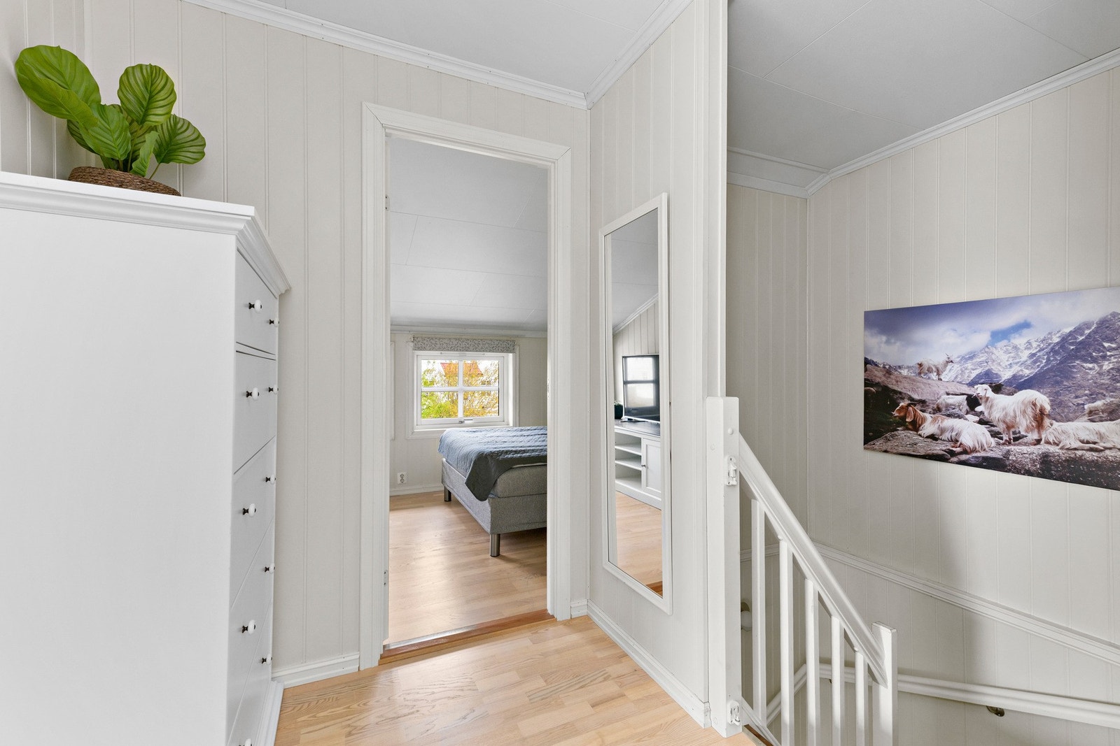 Gangen i 2. etasje har adkomst til 3 soverom, bad og klesbod. Galleribilde
