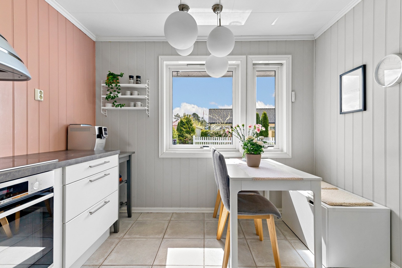 På kjøkkenet er det plass til en liten spiseplass. Galleribilde