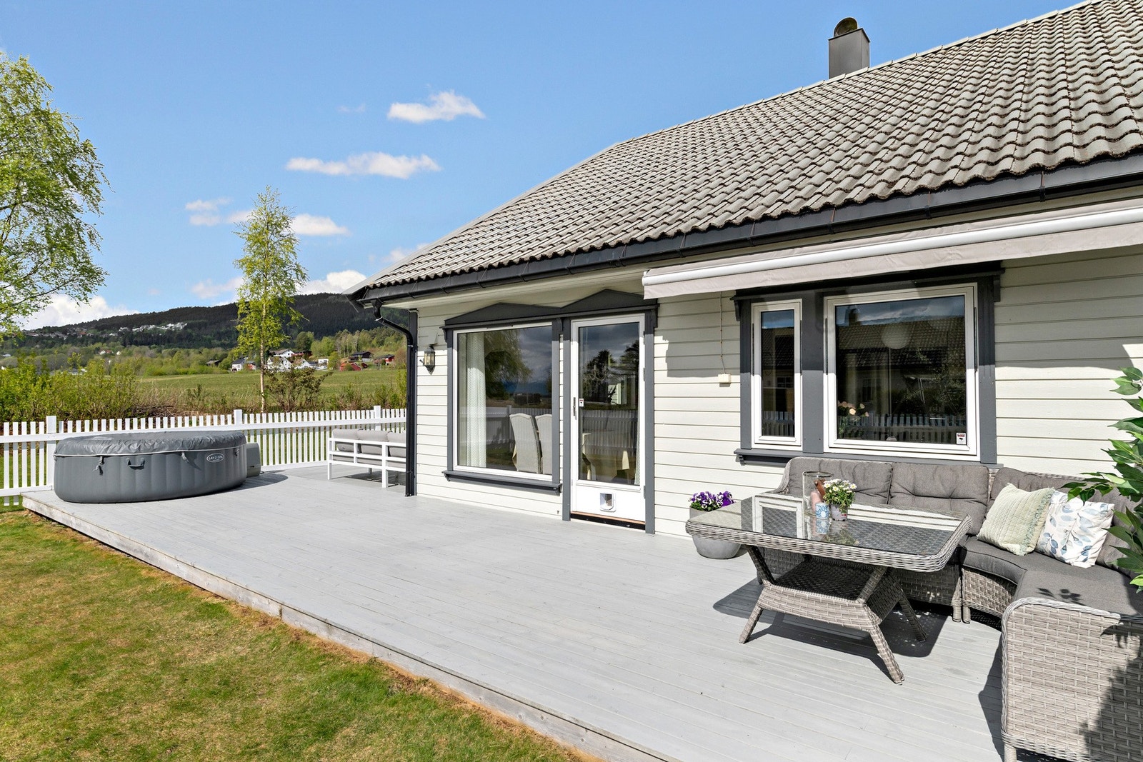 Stor markterrasse på hele 60 m² som egner seg godt til sosiale sammenkomster. Galleribilde