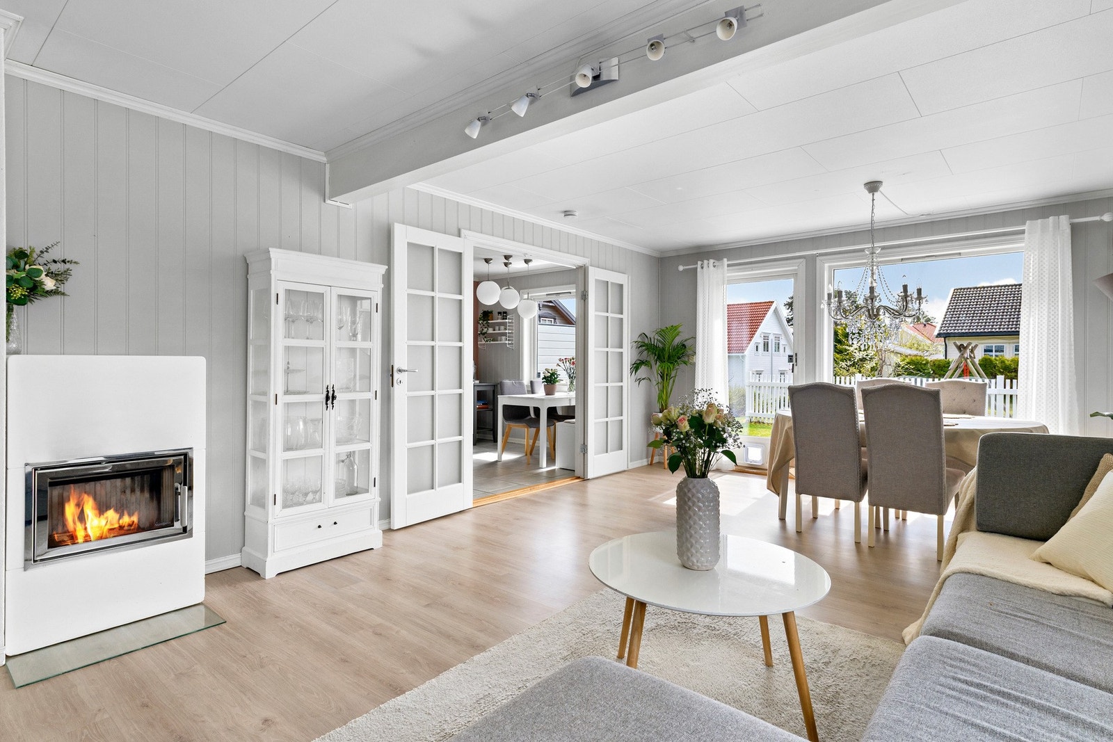 Velkommen inn! Boligen inkluderer 4 soverom, 2 bad, kjøkken, stue og bod. Galleribilde
