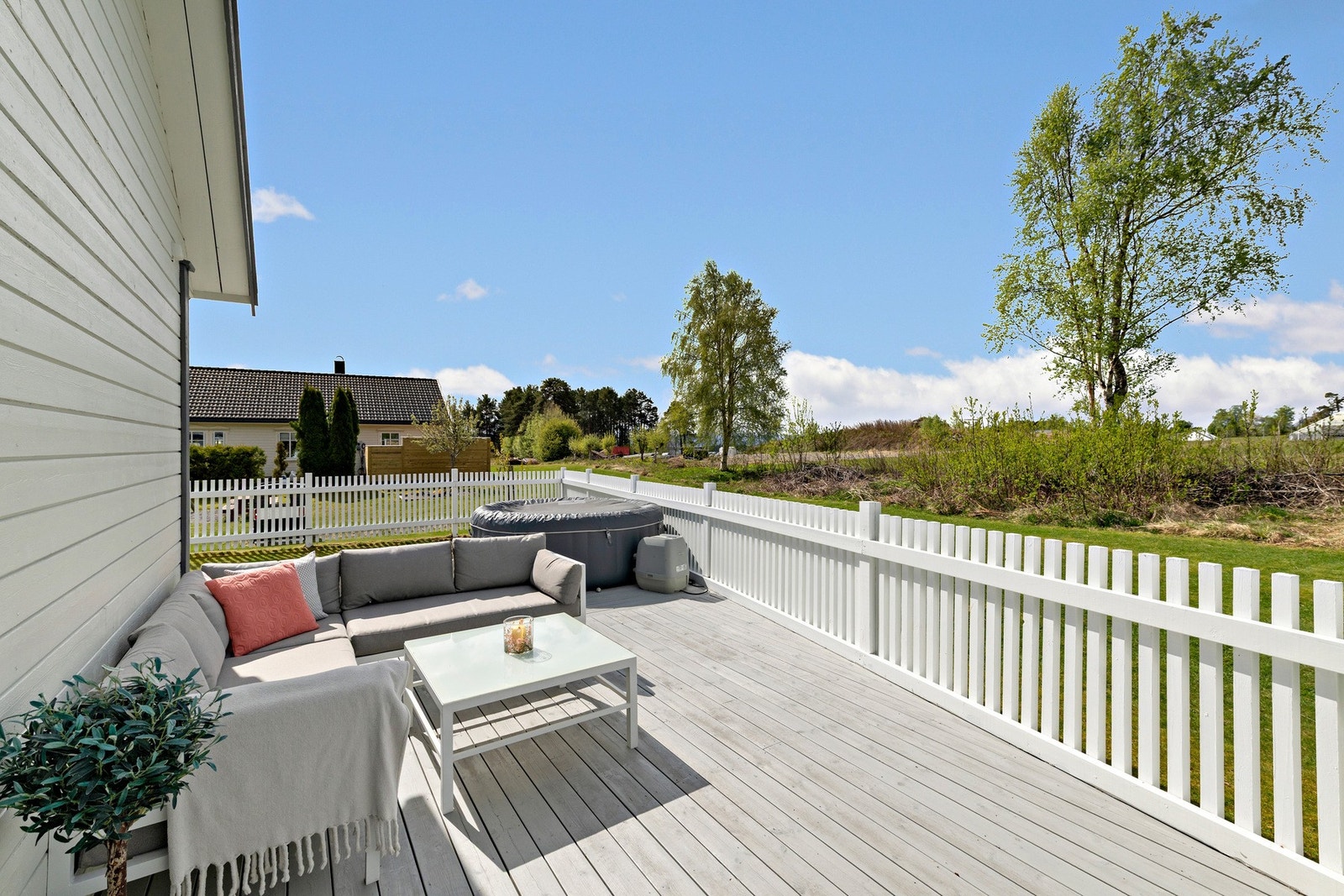 Terrassen har god plass til loungemøbler. Galleribilde