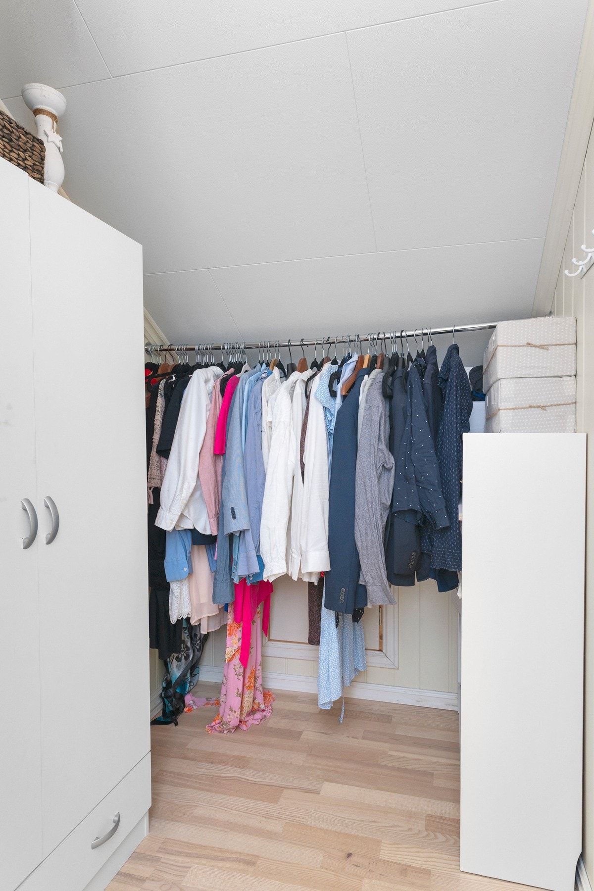 Klesbod med gode oppbevaringsmuligheter. Galleribilde