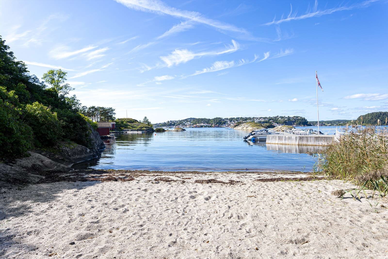 Felles sandstrand rett ved bryggeanlegget. Galleribilde