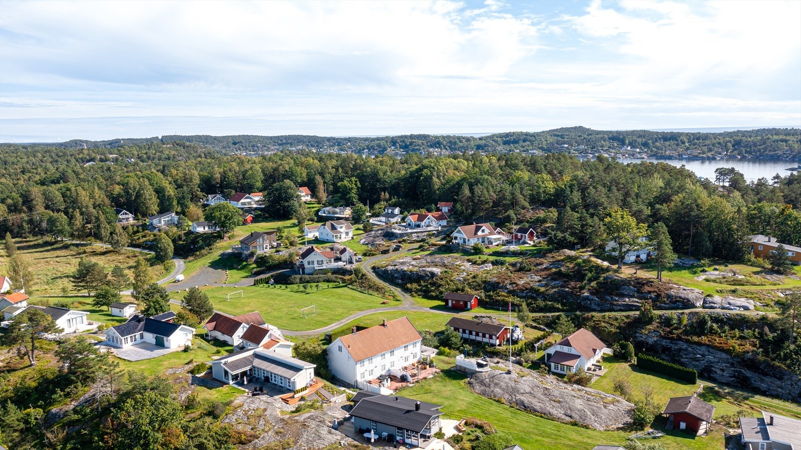 Leiligheten har en sentral beliggenhet på Bærøy, med kort vei til fergeleiet og et romslig bryggeanlegg. Galleribilde