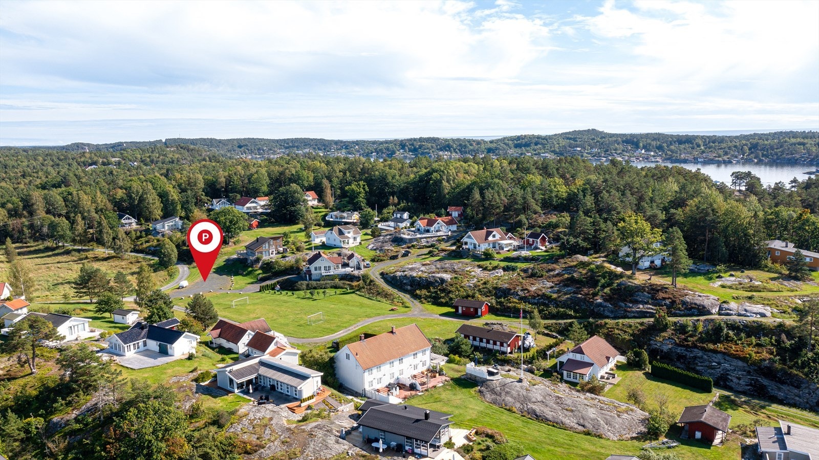 Ca 100 mete fra leiligheten ligger det et felles parkeringsareal. Galleribilde