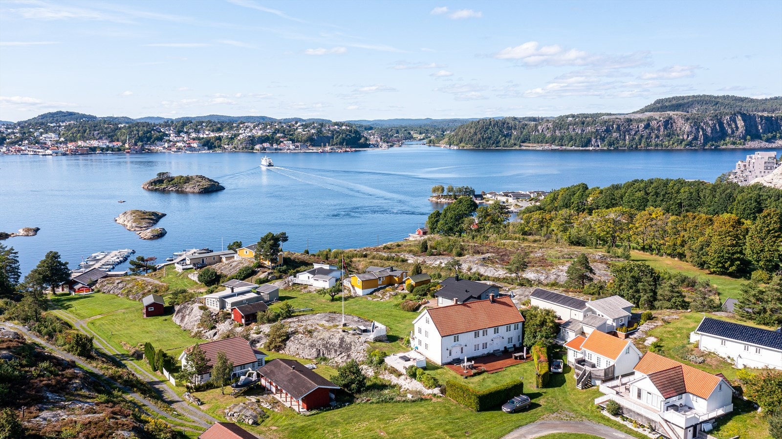 Denne fine leiligheten ligger i 2.etg på hovegården, som stammer fra slutten av 1800-tallet. Galleribilde