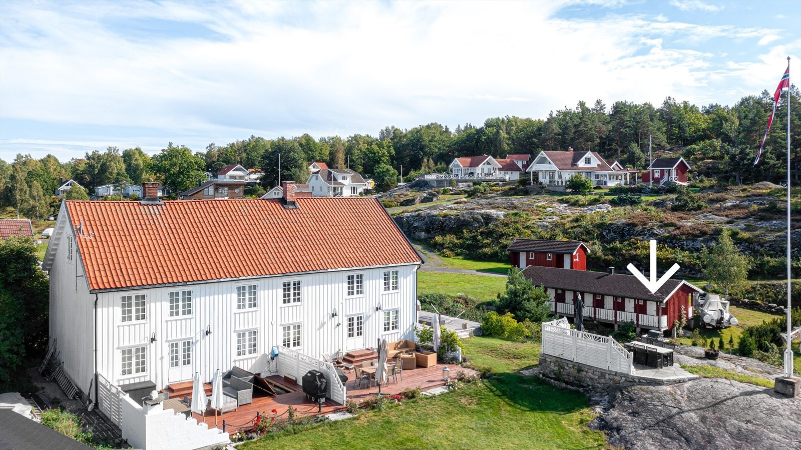 I det røde lille uthuset deler selger et bad med nabo. Selger opplyser om at badet brukes sjeldent. Galleribilde