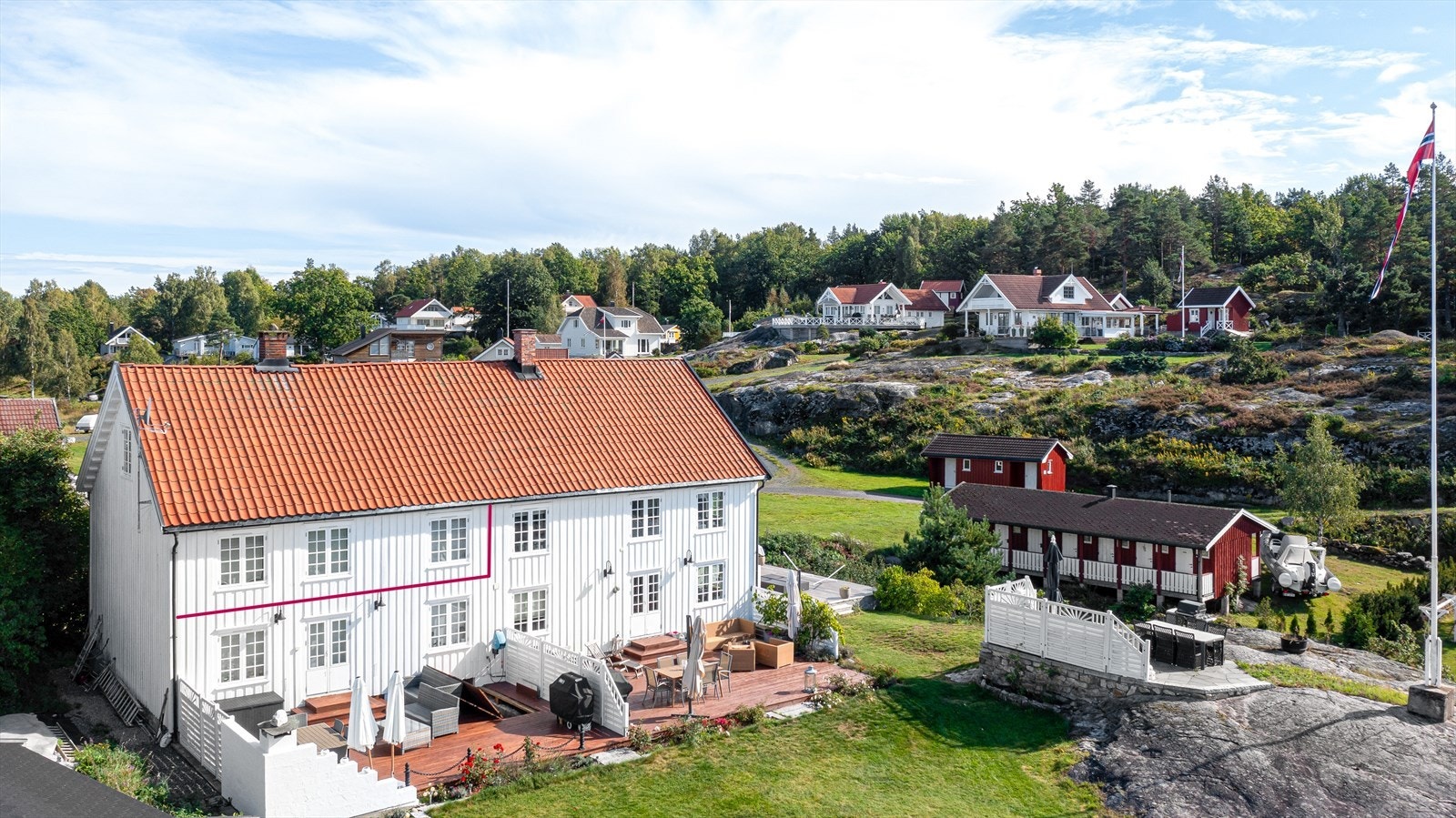 Velkommen til Bærø hovedgård! Foto: Tor Helge Thorsen / THT Foto og Jostein Bakke / Boligforograf 1. Galleribilde