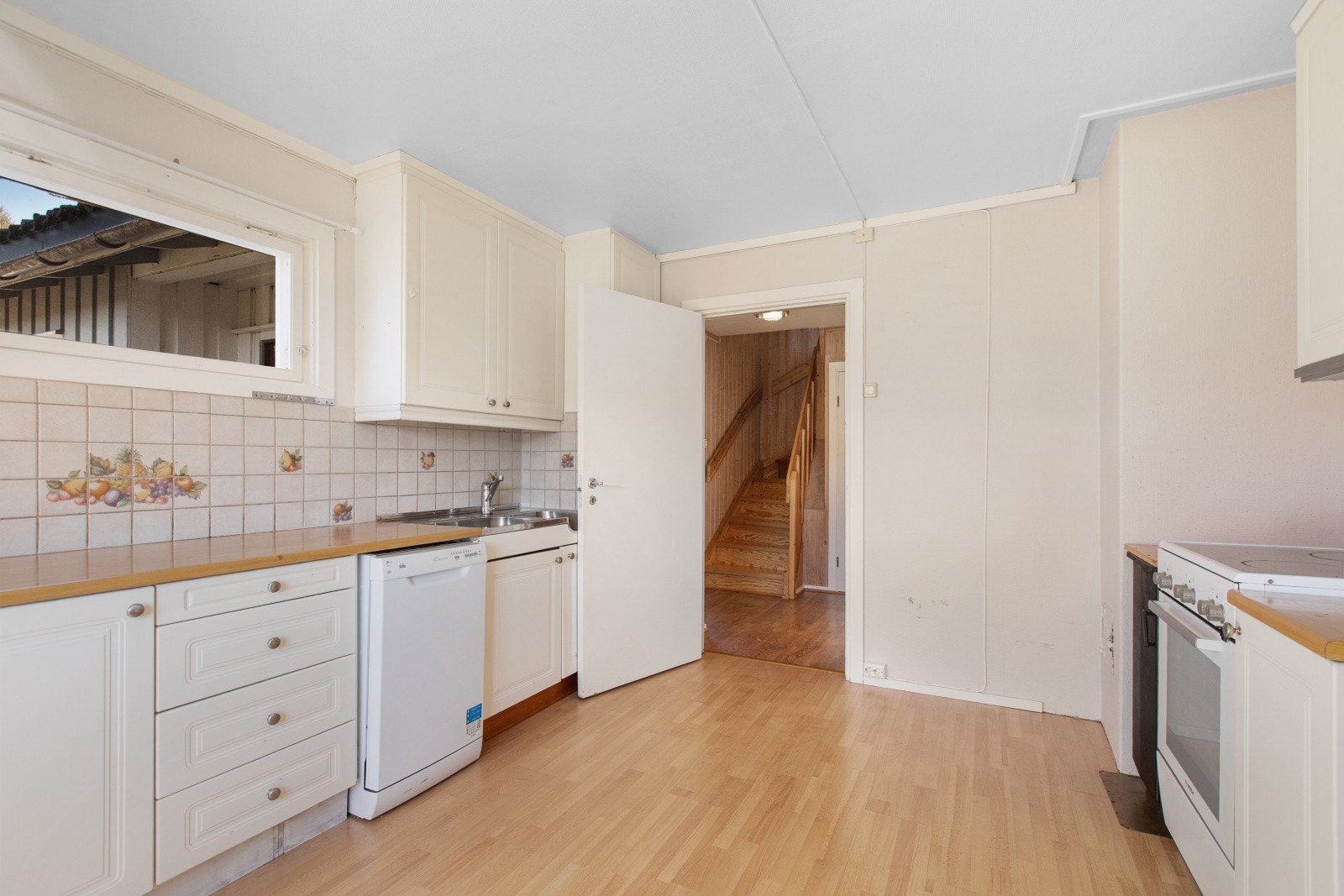 Fra kjøkkenet er det direkte utgang til entréen, her er det en praktisk og funksjonell planløsning Galleribilde