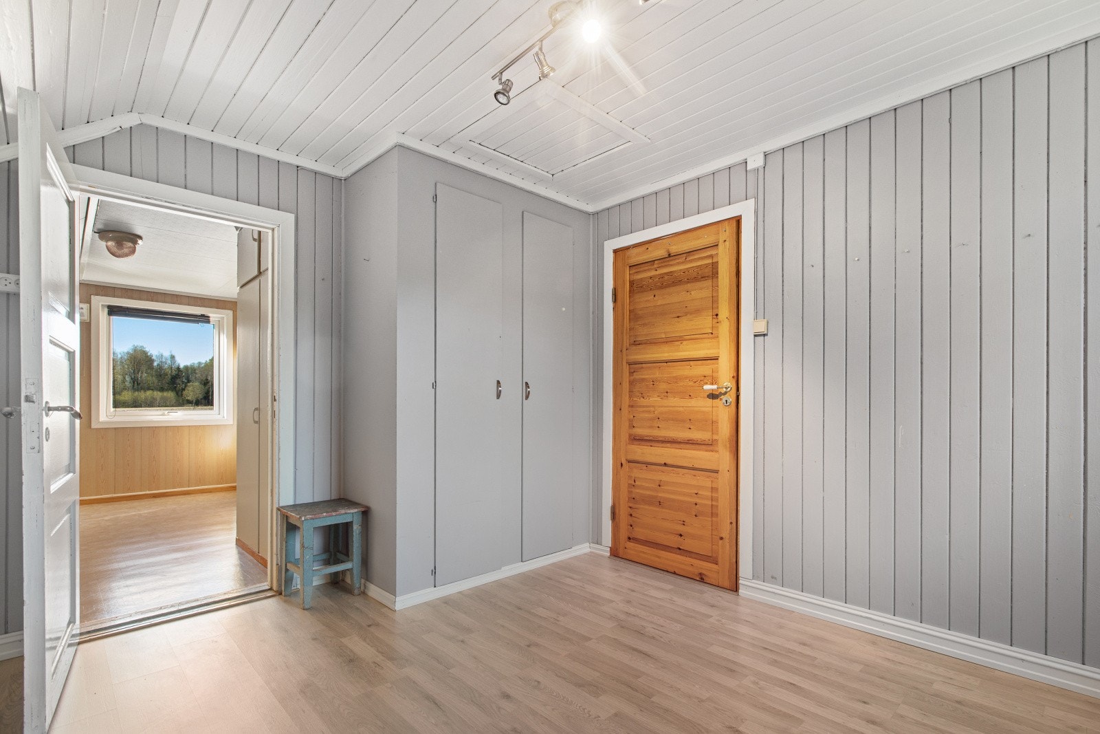 Dette rommet har et annet soverom tett tilknyttet. Perfekt som hovedsoverom og barnerom, eller barnerom og lekerom/stue. Galleribilde