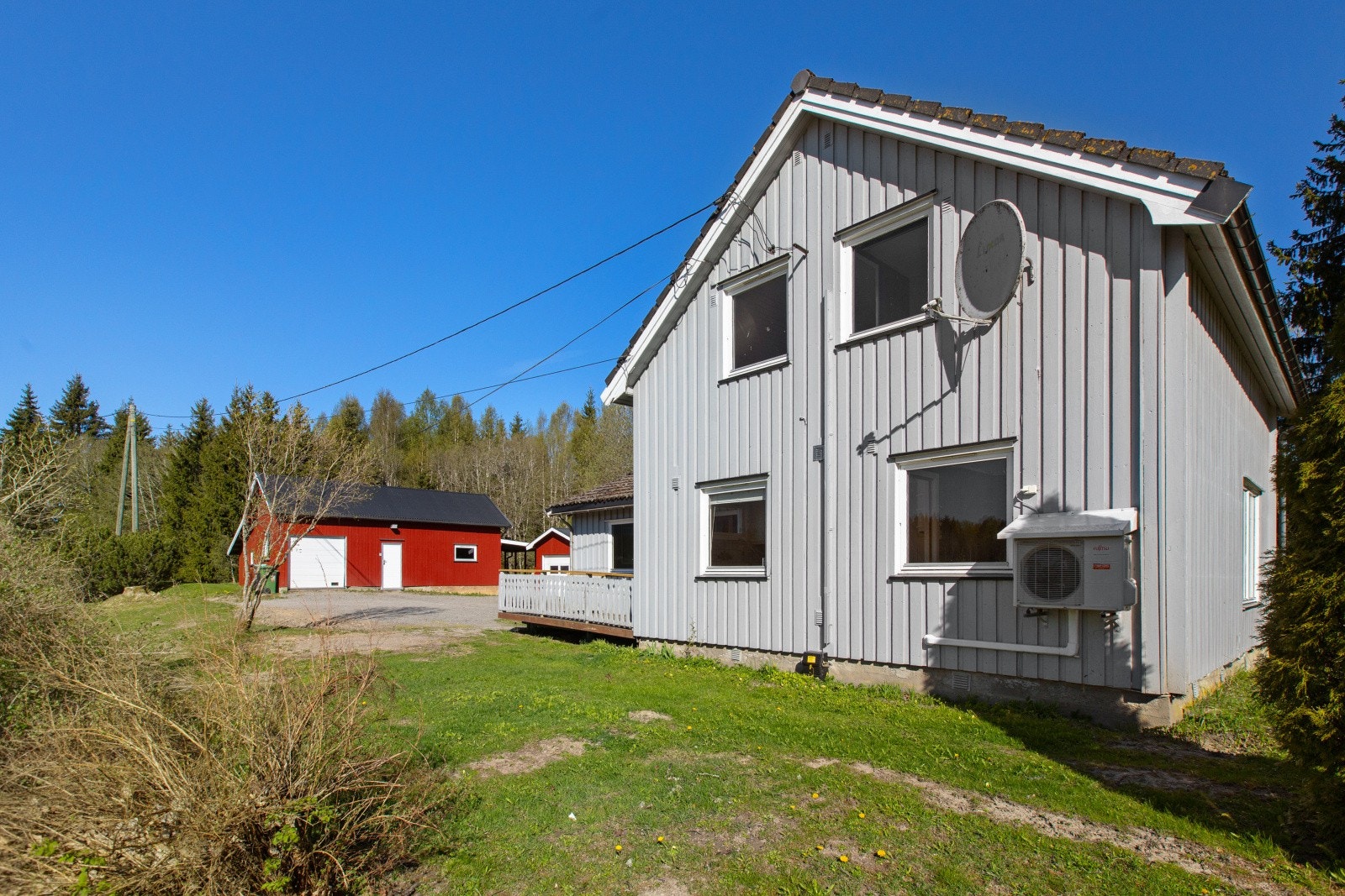 Landlig og velholdt eiendom med romslig tomt, garasje og gode solforhold - omgitt av skog. Galleribilde