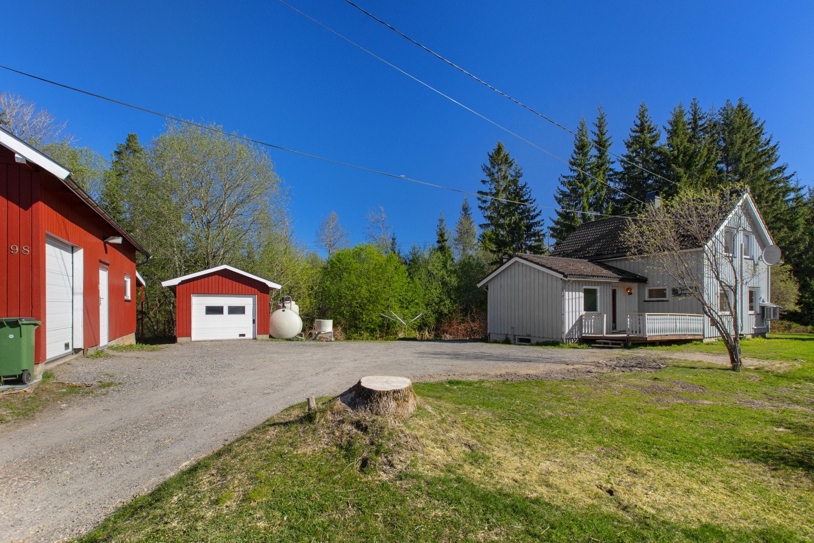 Her får du et hyggelig sted med bla. enebolig, garasje med innredet- og isolert rom, verksted, garasje samt carport. Galleribilde