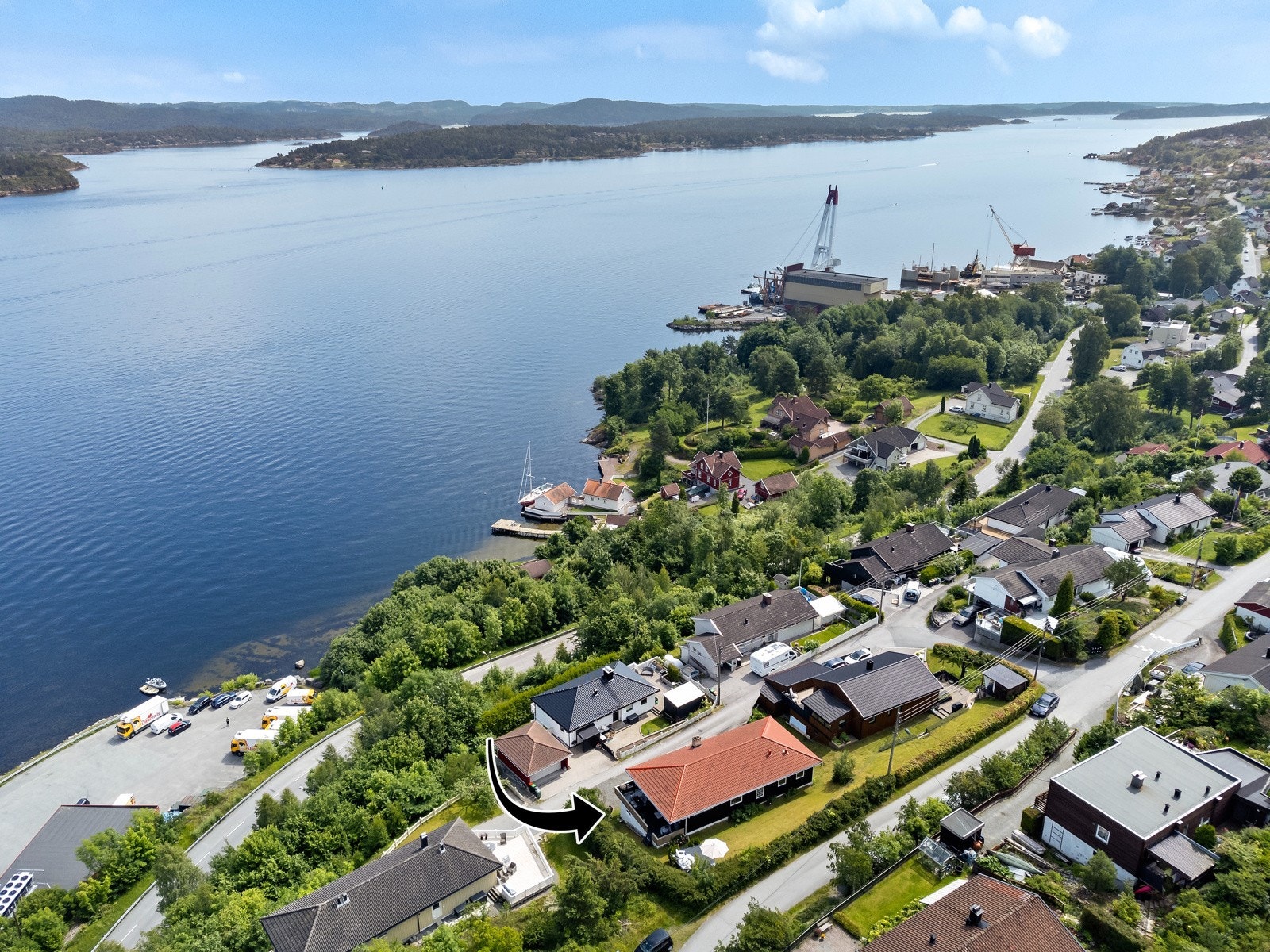 Kort vei til barne- og ungdomsskole, idrettsanlegg, barnehager, badestrender og kjøpesenter. Her har du alt av nødvendige servicetilbud i kort avstand og det er flotte turmuligheter i nærområdet. Galleribilde